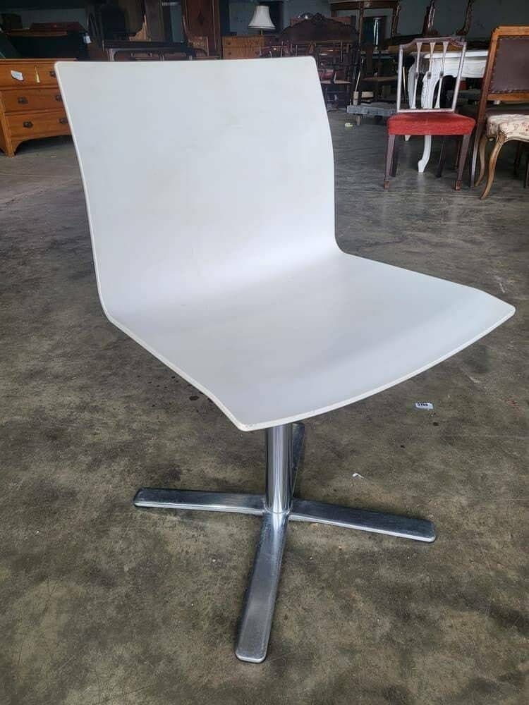 White 70's Style Office Swivel Chair Chrome Star Base