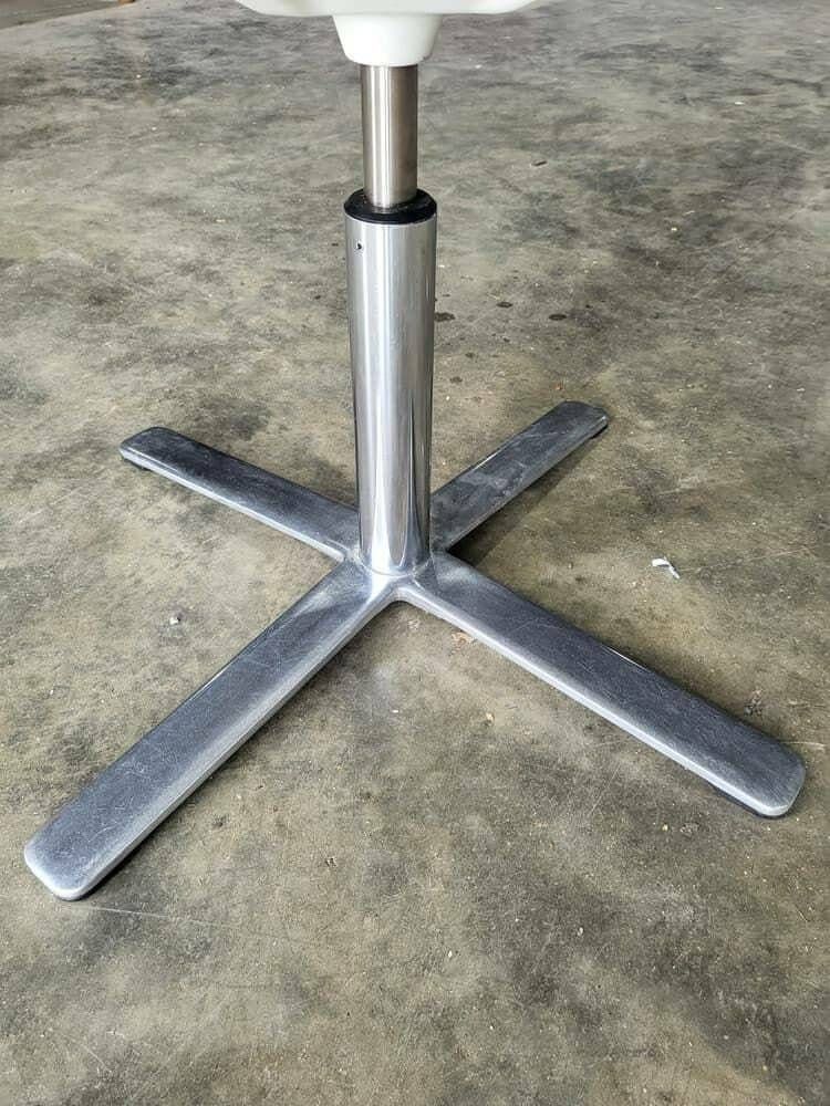 White 70's Style Office Swivel Chair Chrome Star Base photo furniture