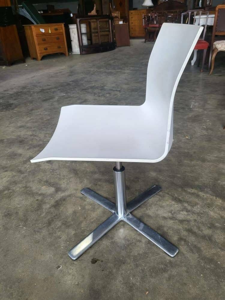 White 70's Style Office Swivel Chair Chrome Star Base photo 135.0