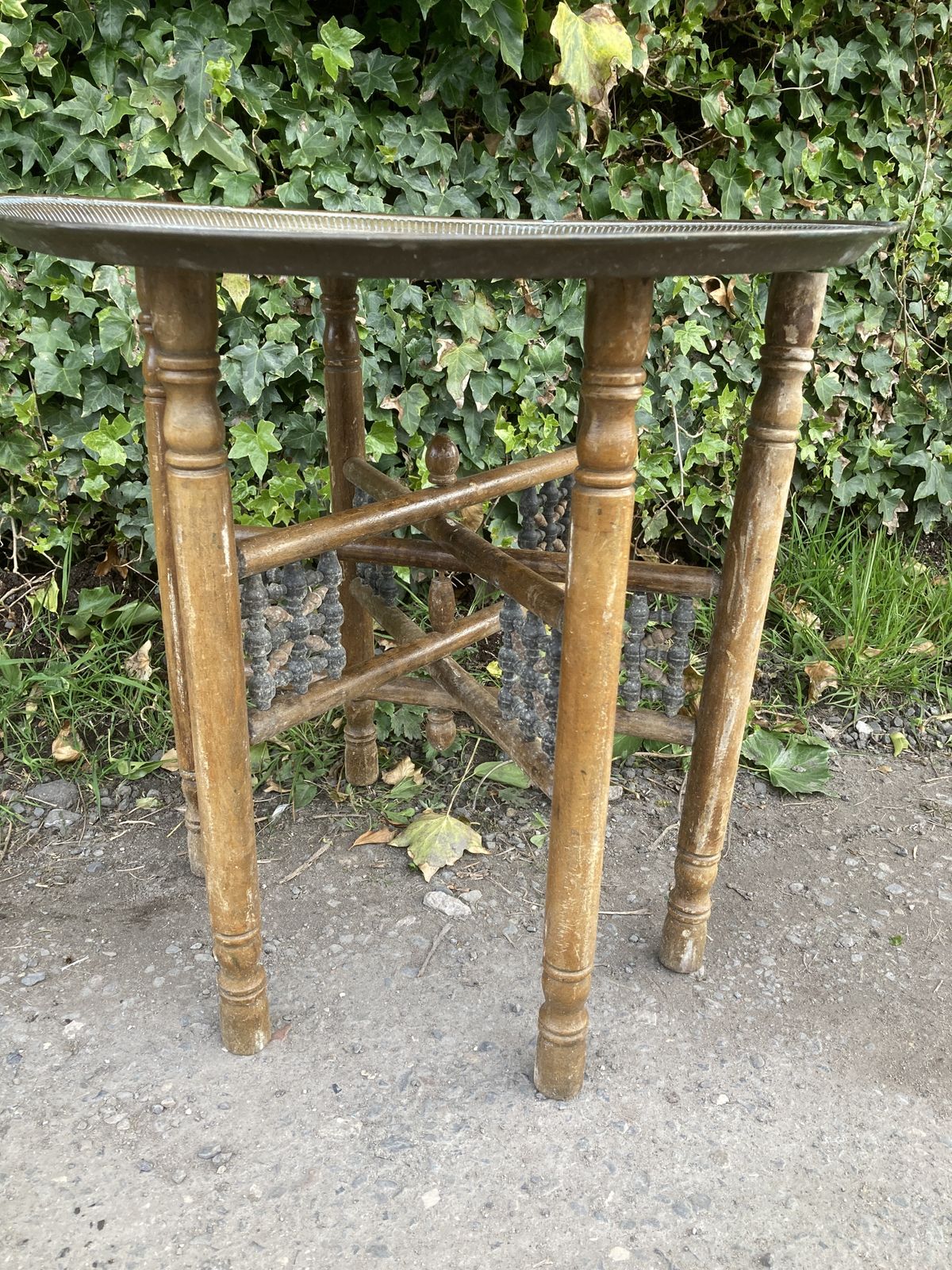 photo vinterior Middle Eastern Style, Moorish Design, Brass Tray Top Folding Table