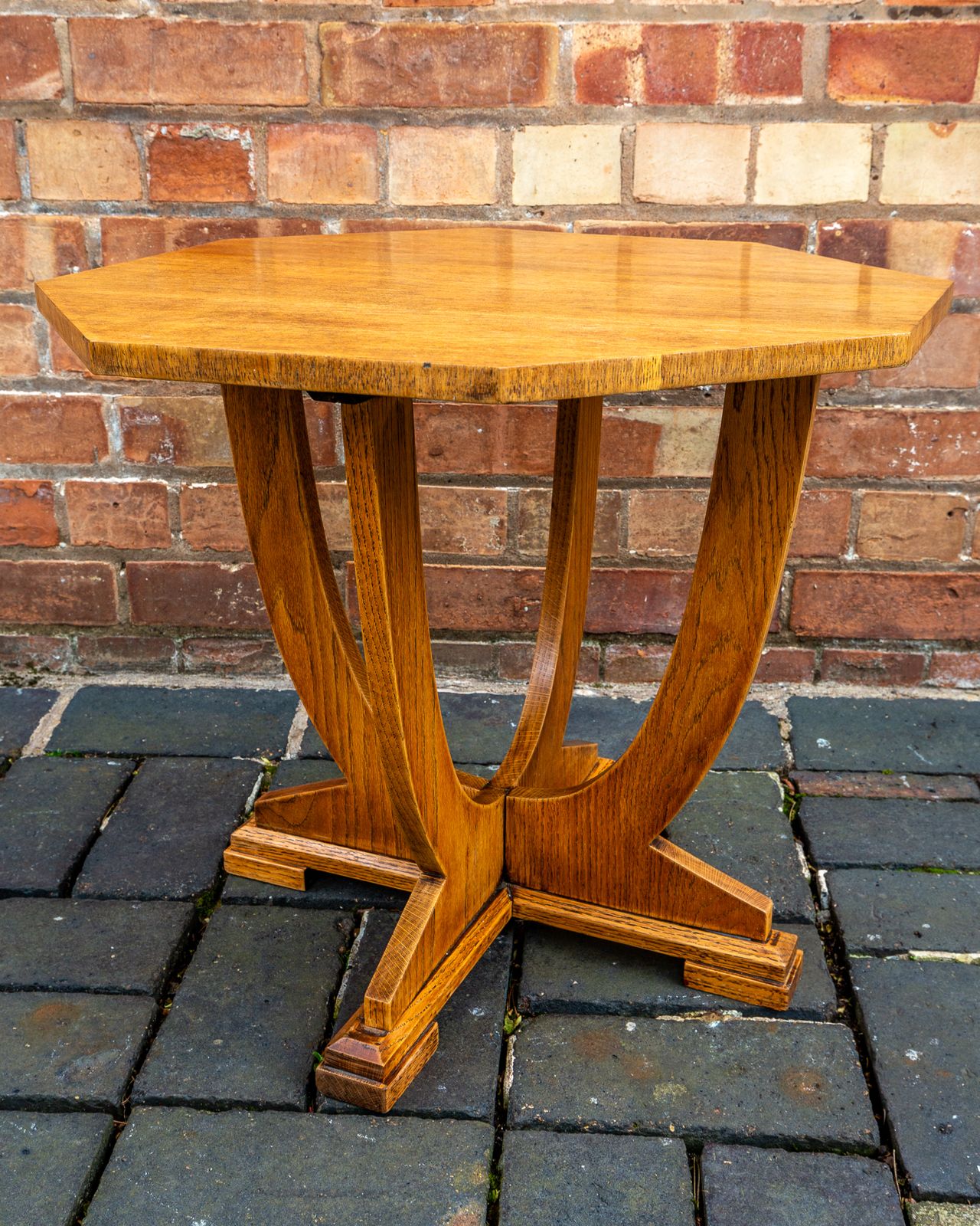 photo vintage Art Deco Coffee Table Oak Octagonal 1930s R.Ustic Arts And Crafts S.Ide T.Able L.Amp T.Able Cotswold School Tiger Oak Golden Oak V.Intage A.Ntique