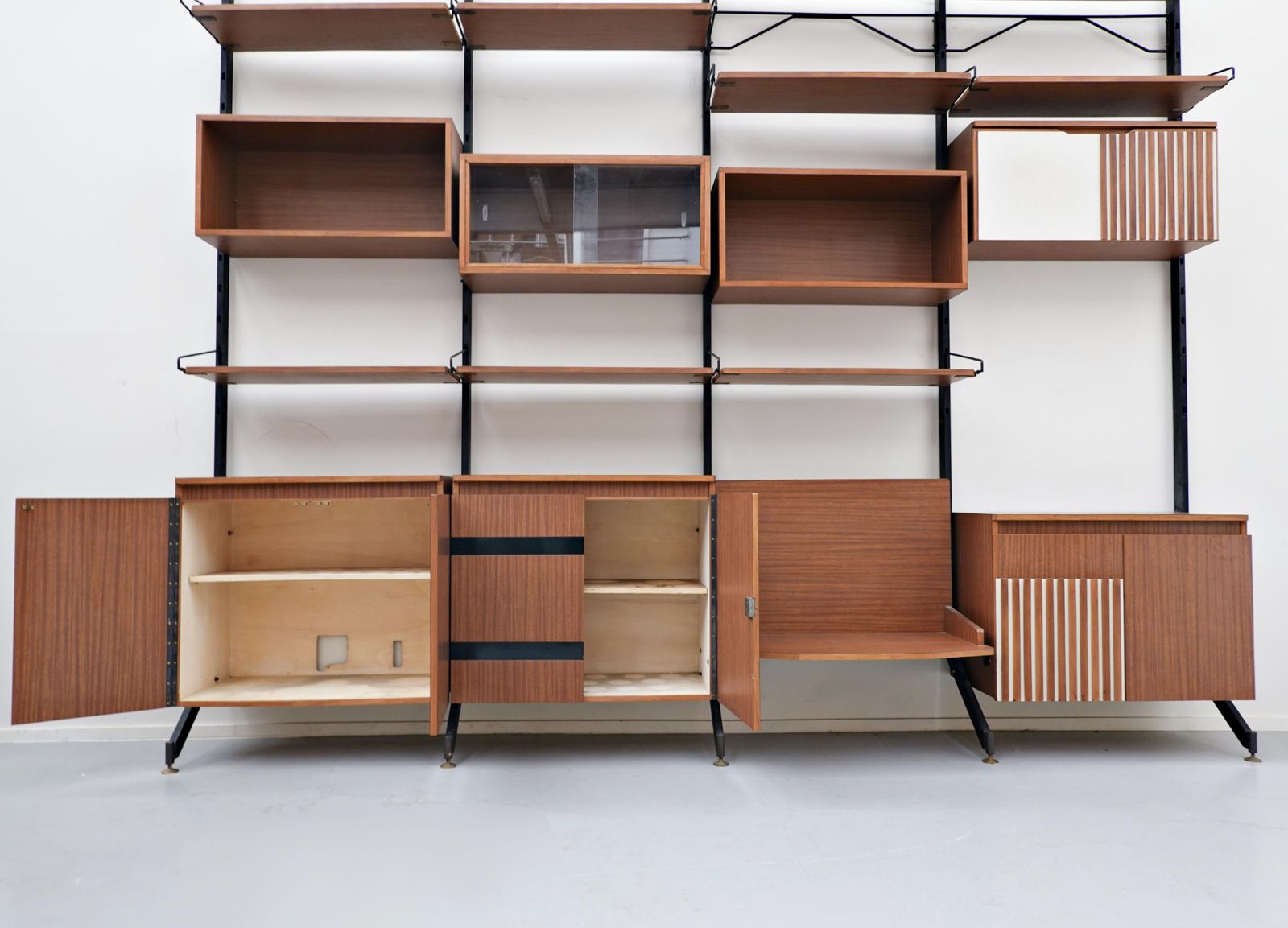 photo vintage Mid Century Modern Italian Wall Unit Model ”Urio” By Ico Parisi For Mim, 1960s