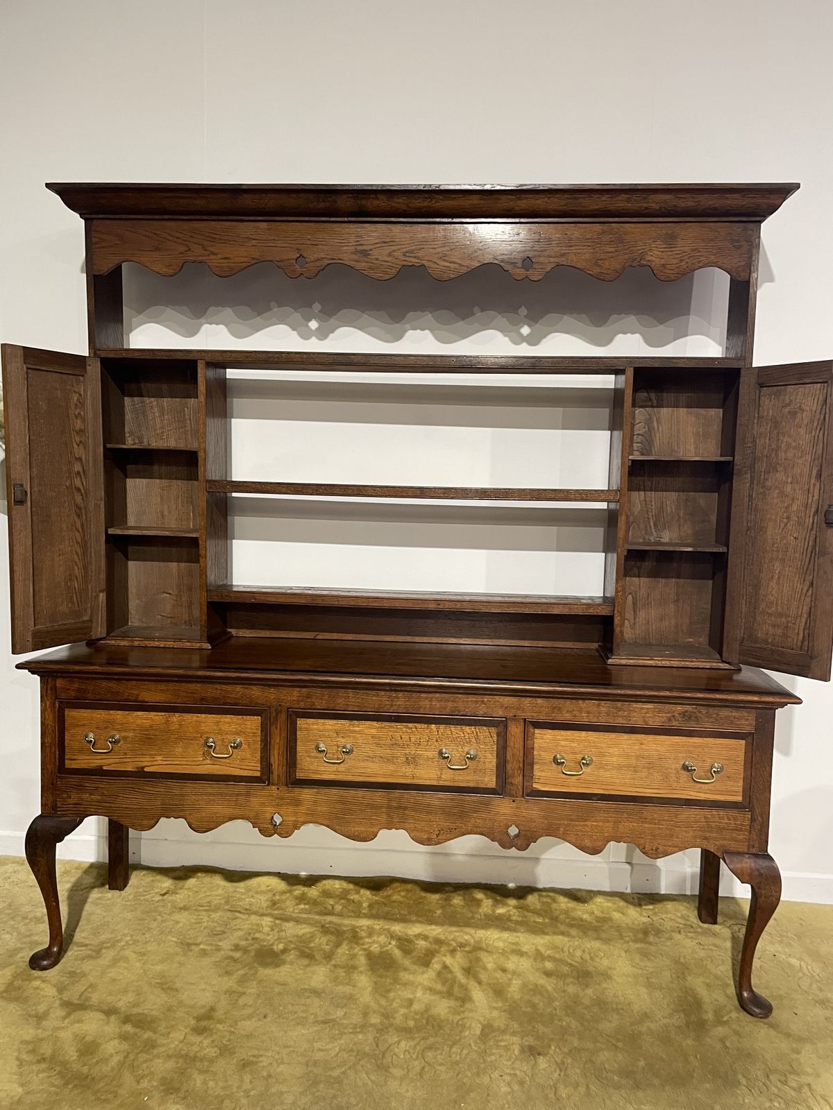 photo vintage Antique Spicer Of Pontesbury Oak Dresser With Cross Banded Mahogany