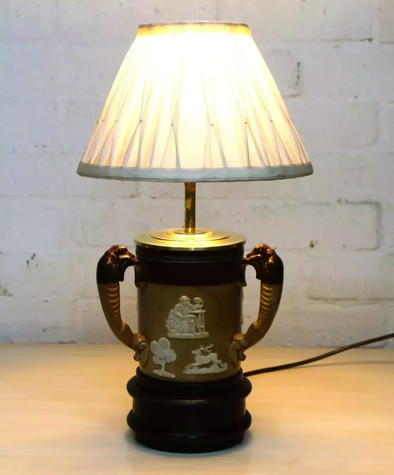 photo vintage Antique Table Lamp English Royal Doulton 3 Handled Tyg Upcyled Table Lamp