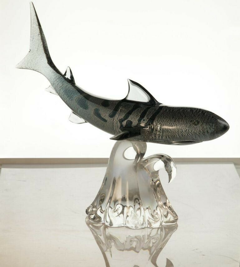 Roberto Camozzo For Wyland, Tiger Hunting Shark On Base Murano Glass 90s, Signed photo furniture