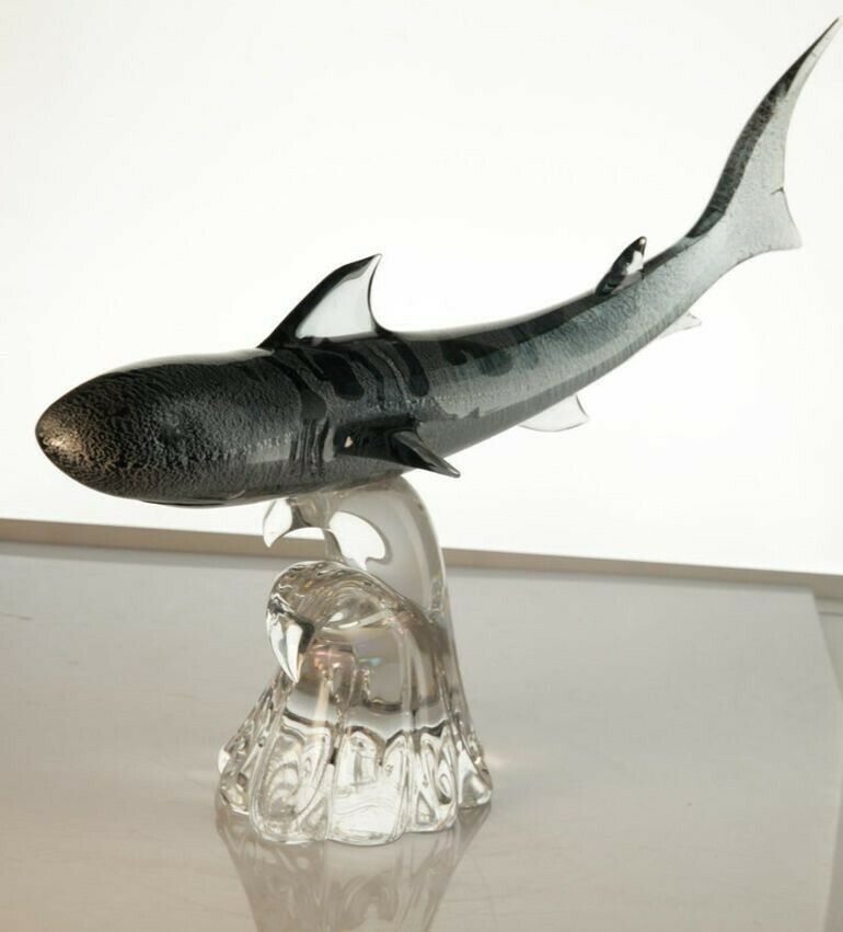 Roberto Camozzo For Wyland, Tiger Hunting Shark On Base Murano Glass 90s, Signed photo for sale