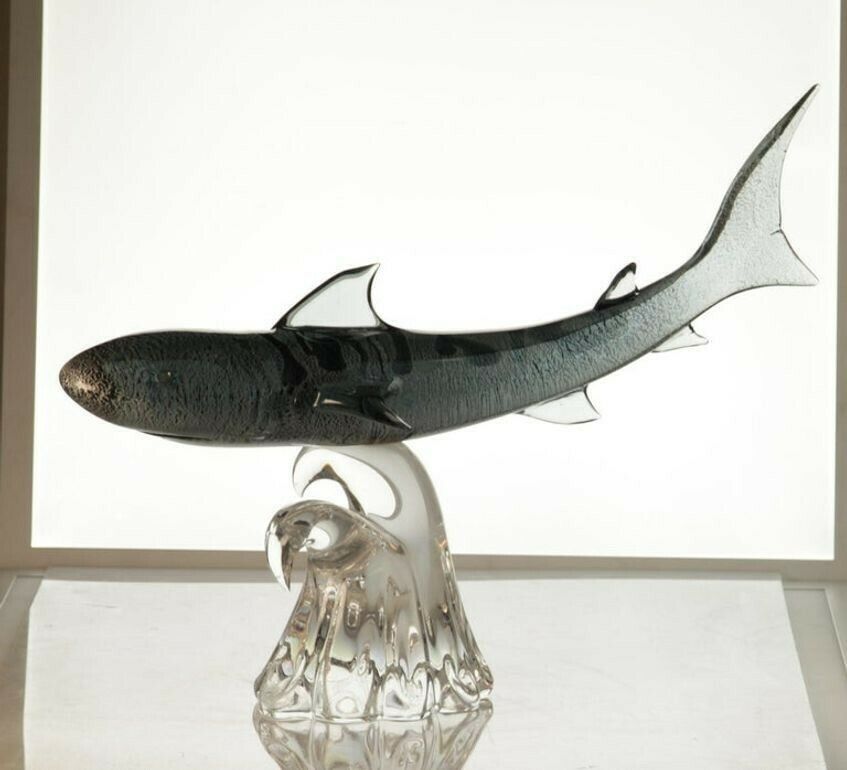 photo vintage Roberto Camozzo For Wyland, Tiger Hunting Shark On Base Murano Glass 90s, Signed
