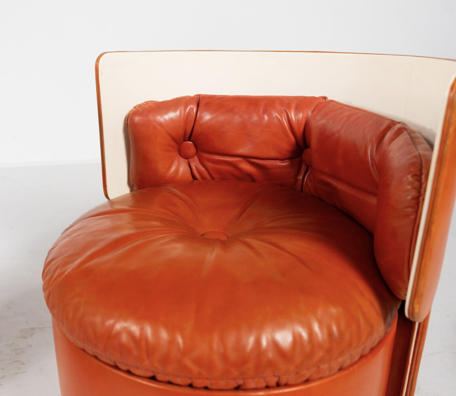 photo furniture Red Vanity Mod. Dilly Daily By Luigi Massoni For Poltrona Frau, 1968