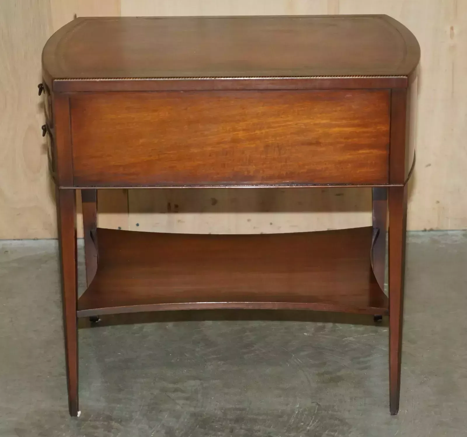 photo vinterior Pair Of Vintage Fully Stamped Grand Rapids Mich Brown Leather Side Lamp Tables