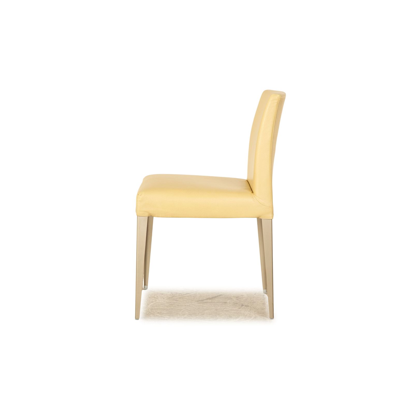 photo furniture Set Of 4 B&B Italia Leather Chairs Cream Dining Room