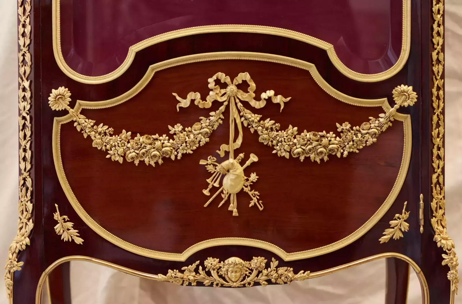 Showcase In Mahogany And Gilded Bronze In Sormani Style. France 19th Century. photo vinterior