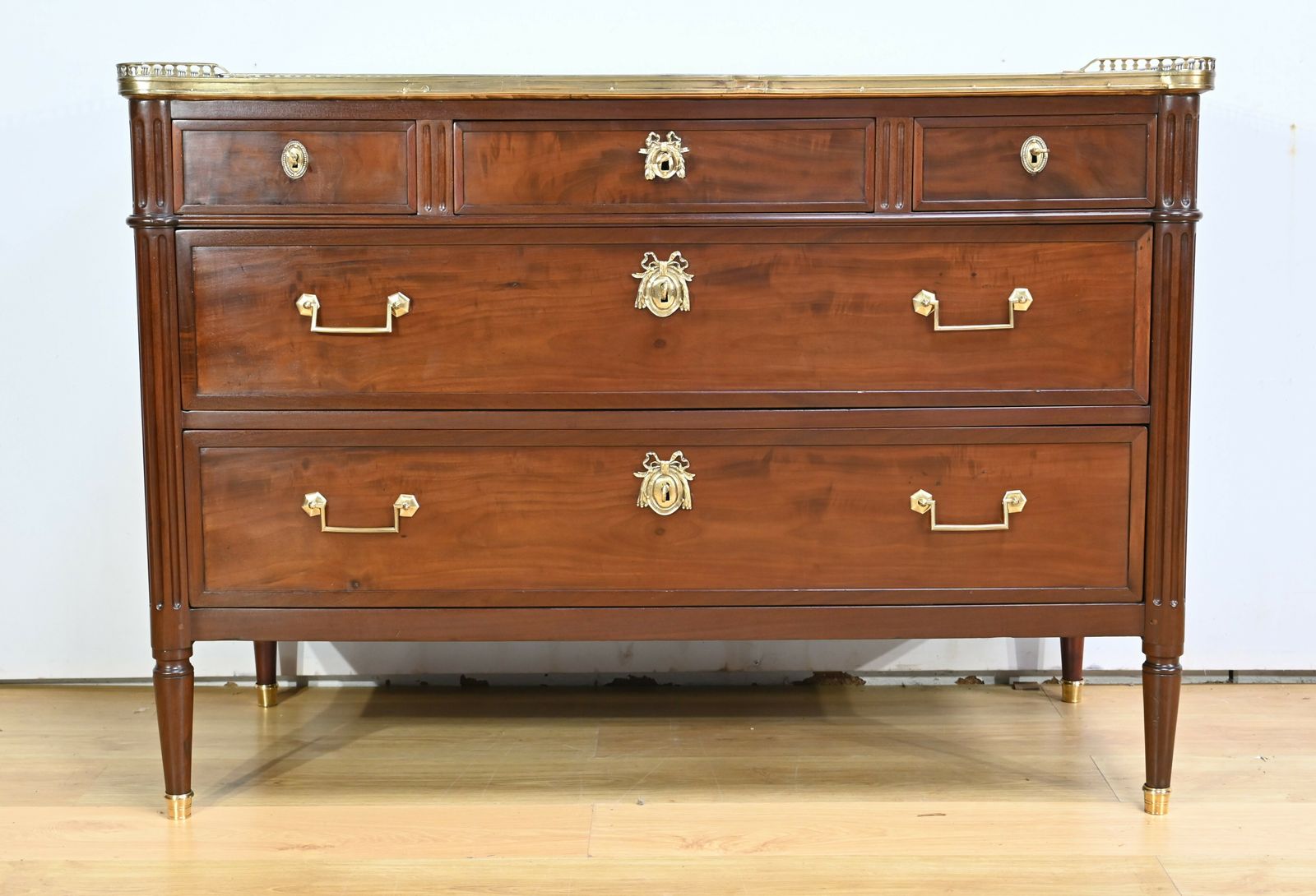 Cuban Mahogany Chest Of Drawers, Louis XVI Period – 2nd Part 18th Century photo vinterior