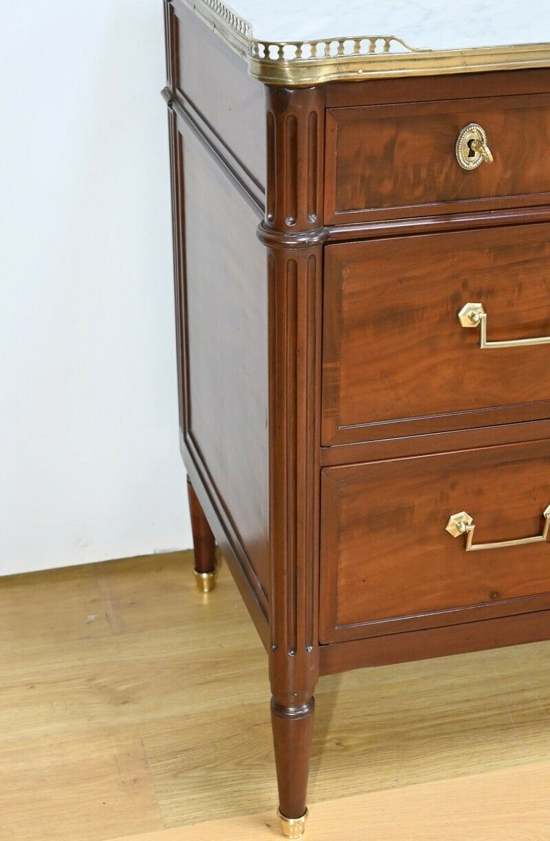 photo furniture Cuban Mahogany Chest Of Drawers, Louis XVI Period – 2nd Part 18th Century