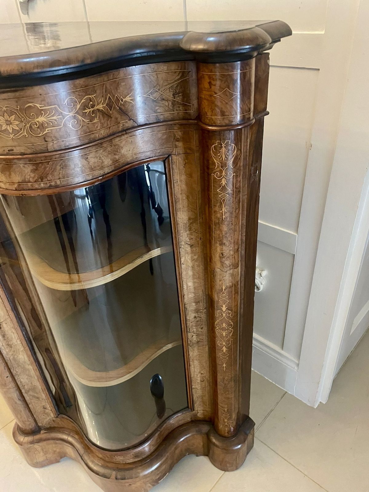 photo vinterior Superb Quality Antique 19th Century Burr Walnut Inlaid Credenza