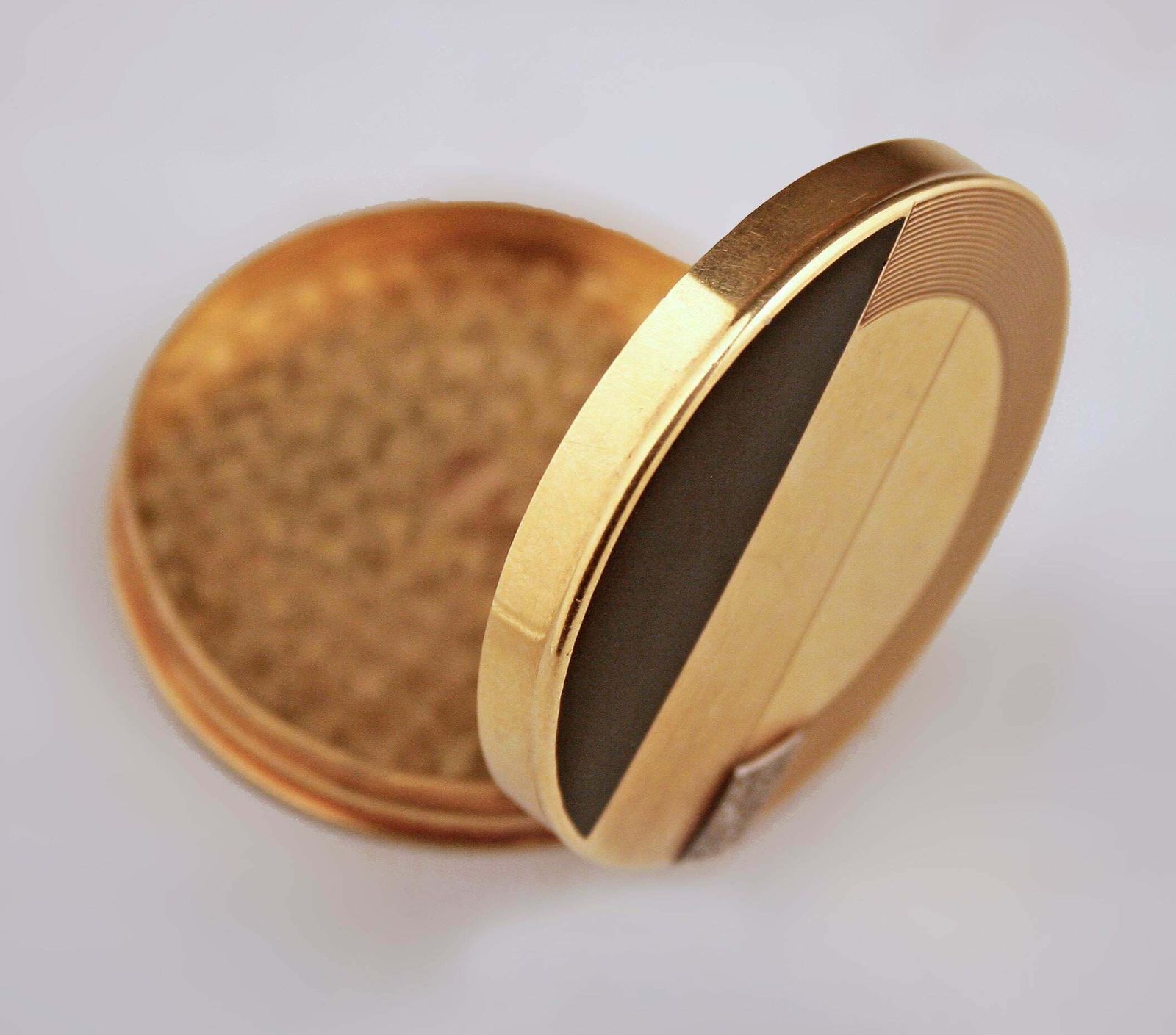 Art Déco French Hand Crafted 18 Karat Gold And Enamel Circular Pill/Snuff Box photo furniture
