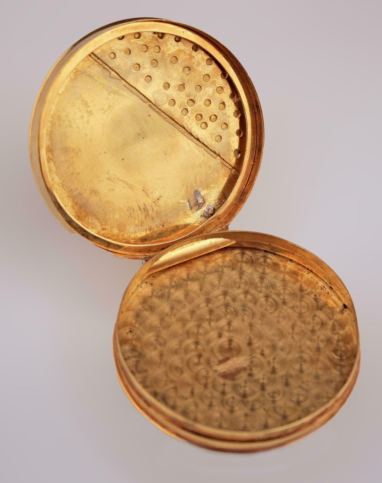 Art Déco French Hand Crafted 18 Karat Gold And Enamel Circular Pill/Snuff Box photo Home Decor