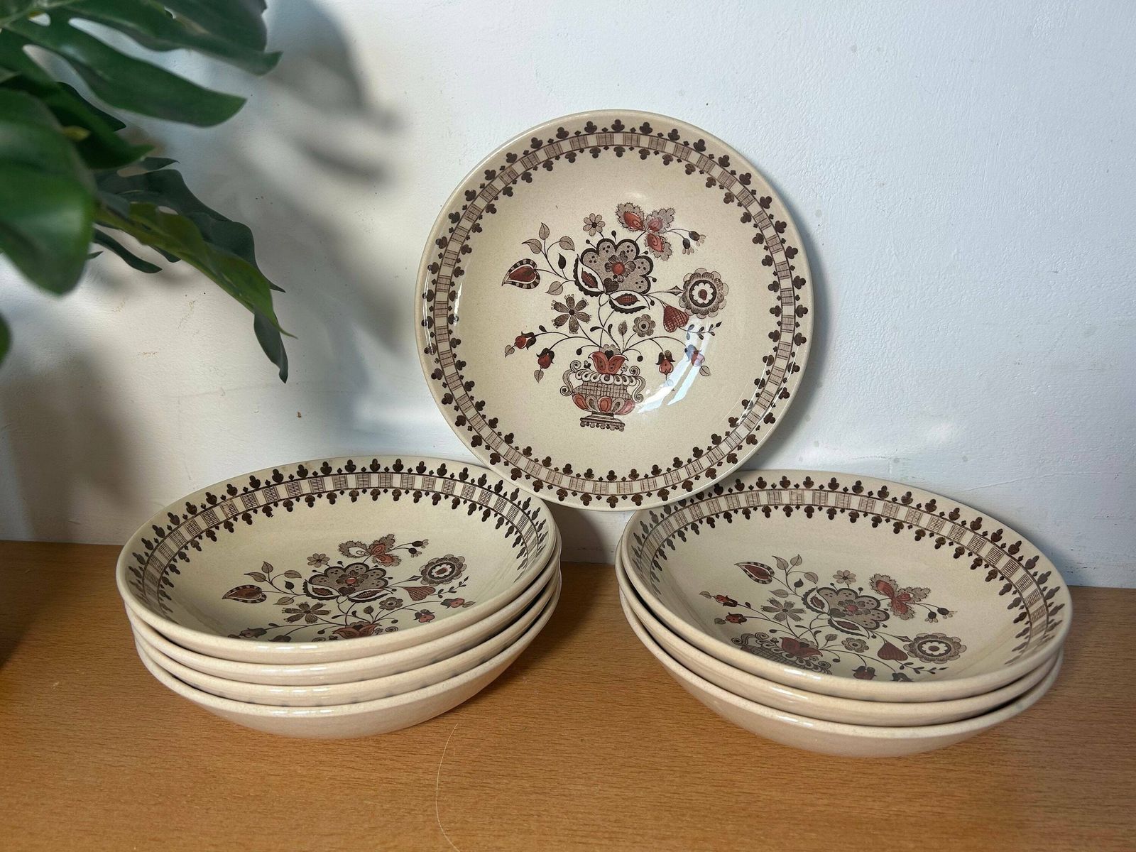 Jamestown Brown By Johnson Brothers Of Staffordshire   Lot Of 8 Bread & Butter Plate   6 3/8" Diameter   Flowers In Urn   Jacobean