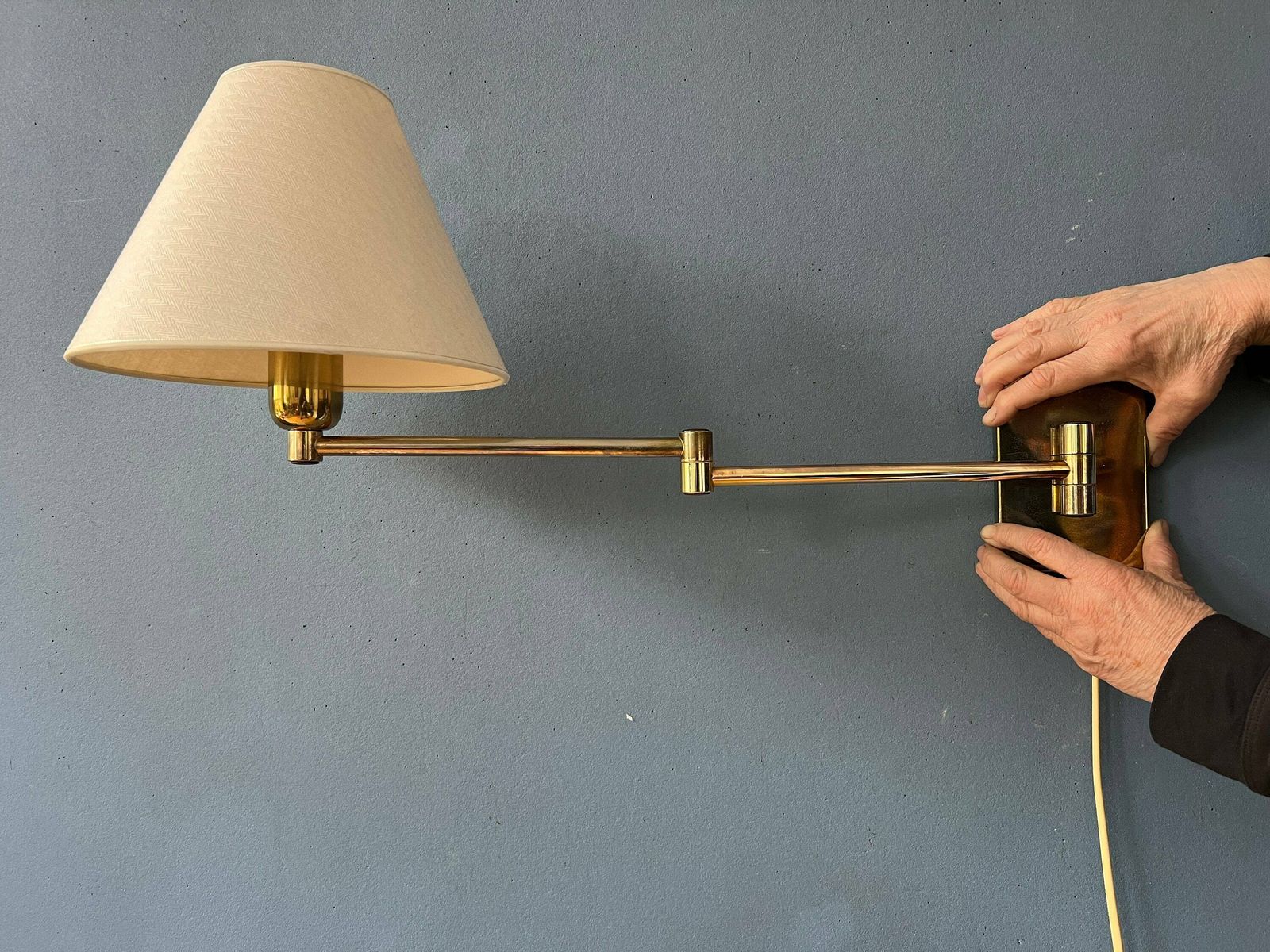 Gouden Hollywood Regency Zwenkarm Wandlamp Met Beige Kap photo vinterior
