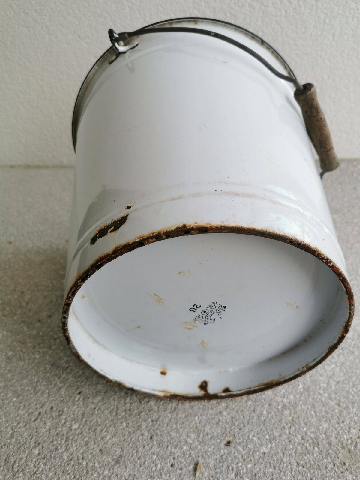 photo furniture Vintage Large Enamel Buckets By Emo Celje / 1970s Yugoslavia / White Enamelware Planter With Wooden Handle