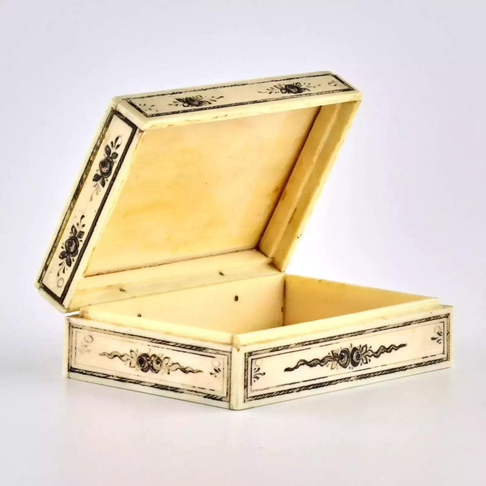 Ivory Box With Mother Of Pearl Inlay. photo 480.0