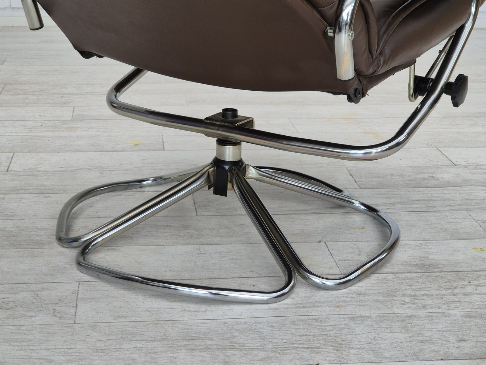 photo furniture 1970s, Danish Swivel Chair, Original Condition, Leather, Chrome Steel.