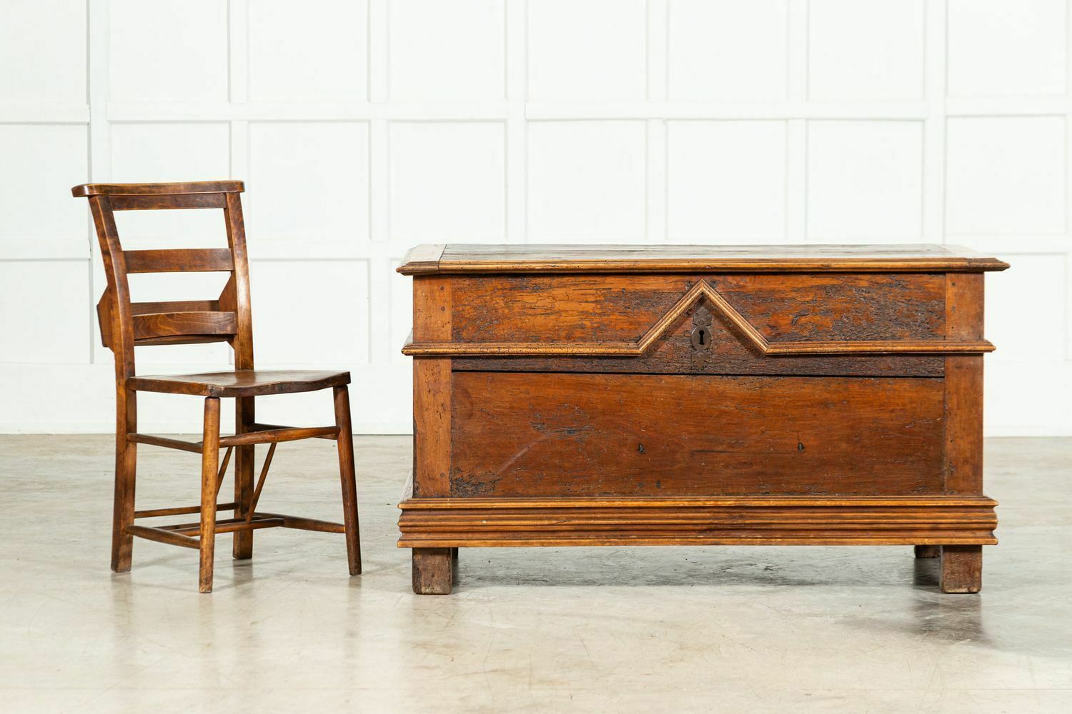 17thc Italian Cedar Wood Coffer photo vinterior