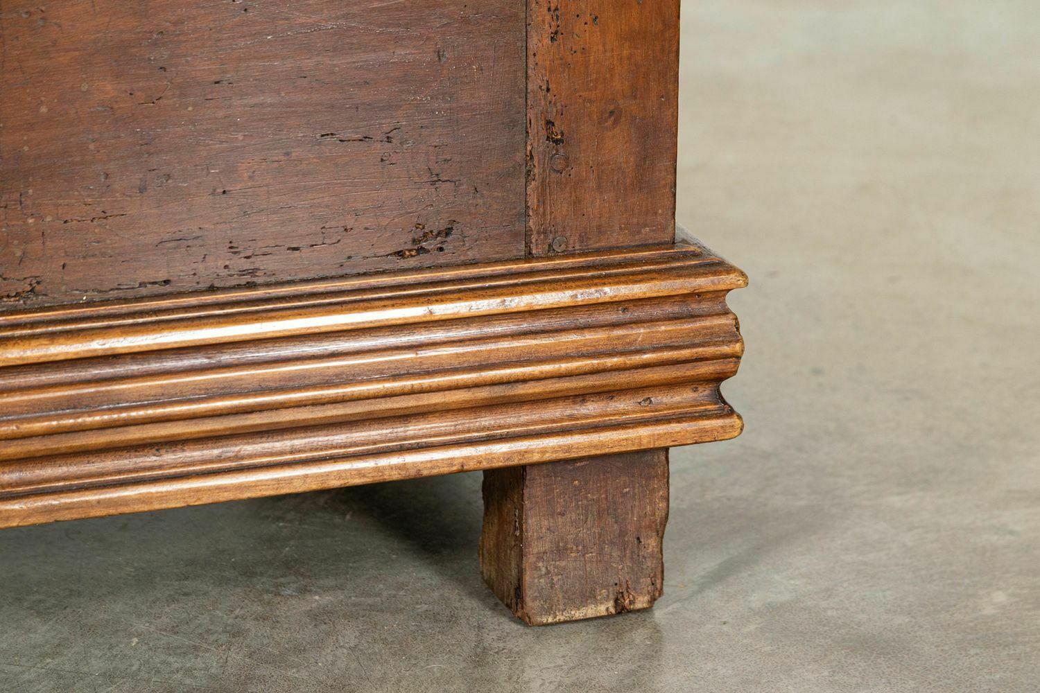 photo vinterior 17thc Italian Cedar Wood Coffer
