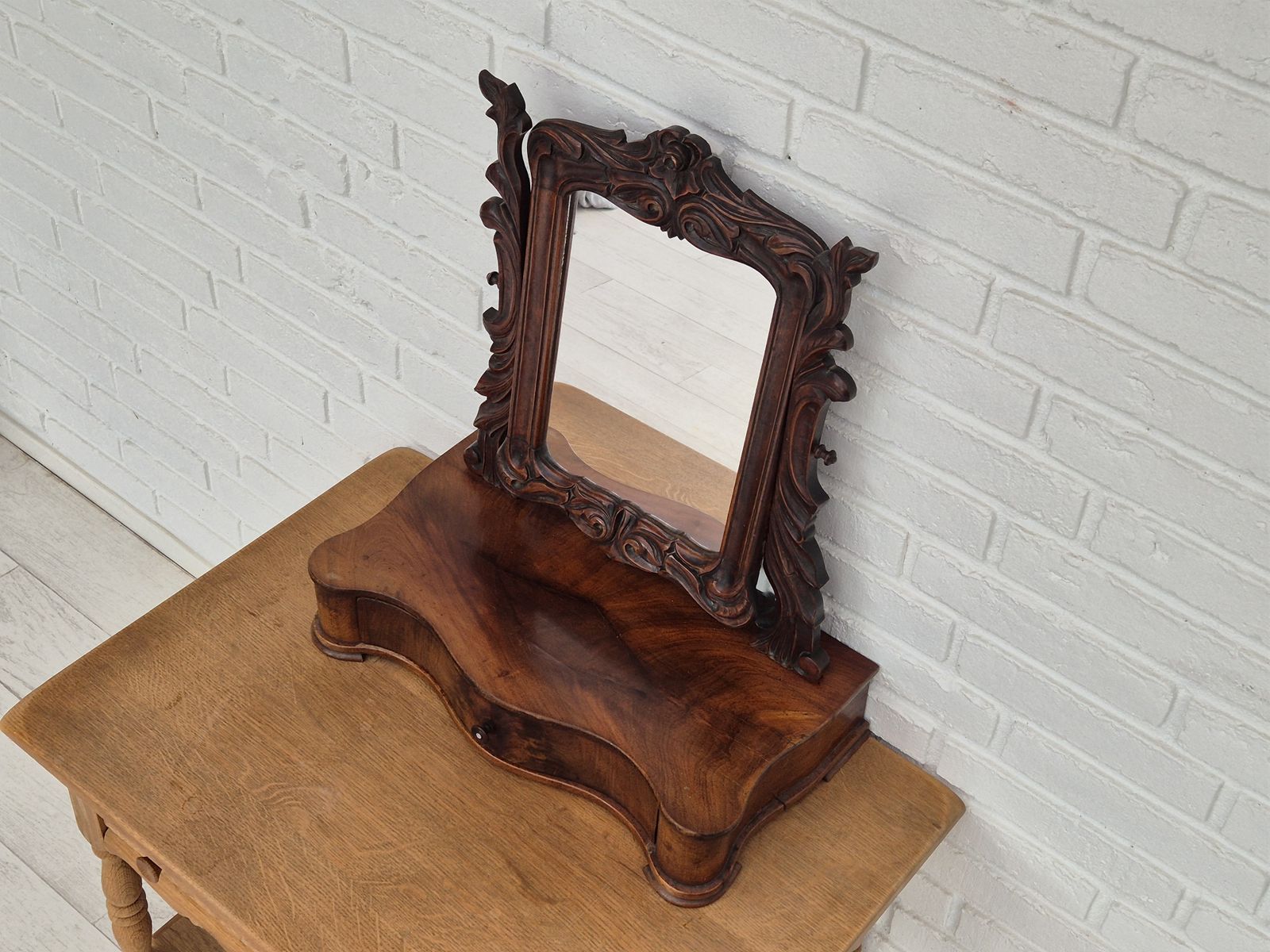 photo vinterior 1920s, Danish Vintage Makeup With Jewelry Storage, Cherry Wood.