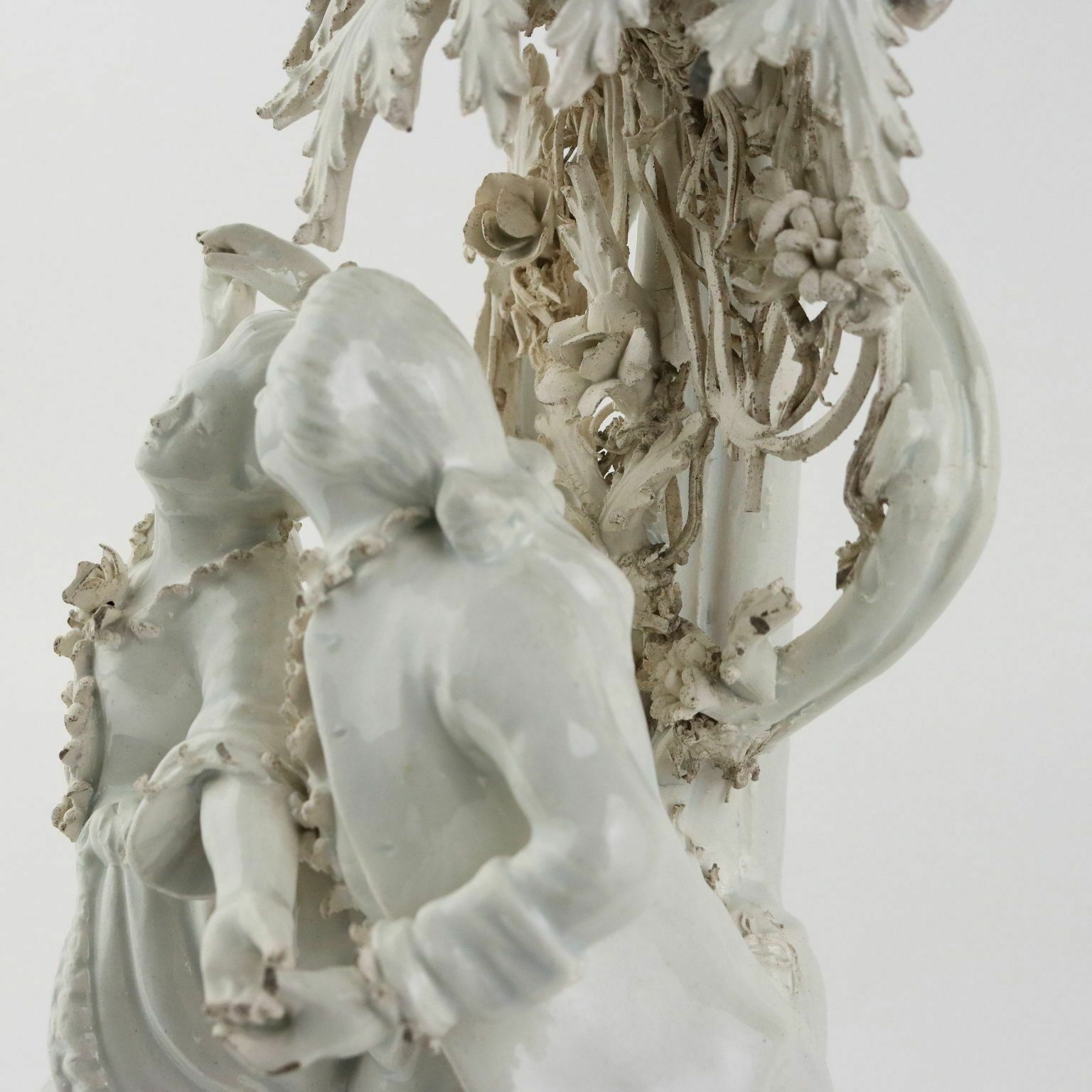 photo furniture Gruppo Scultoreo In Porcellana Manifattura Di Capodimonte