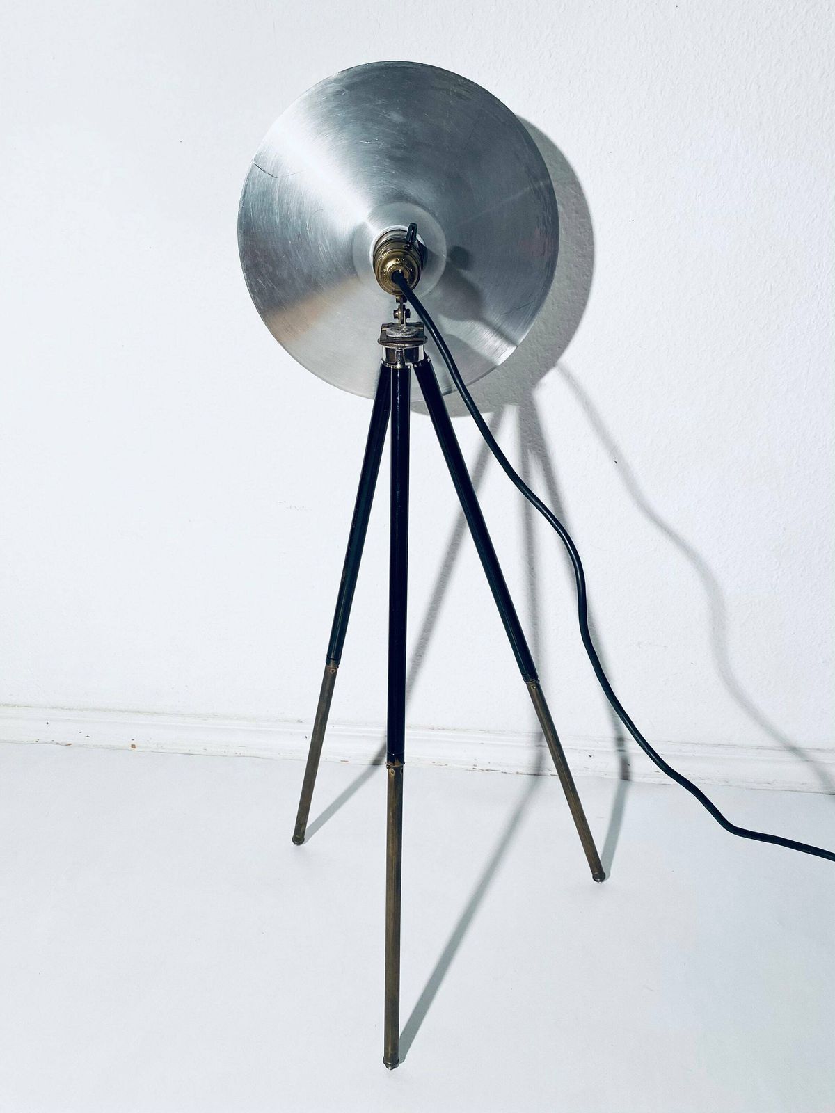 Extravagant Vintage Camera Tripod Floor Lamp / Industrial Decor photo 266.0