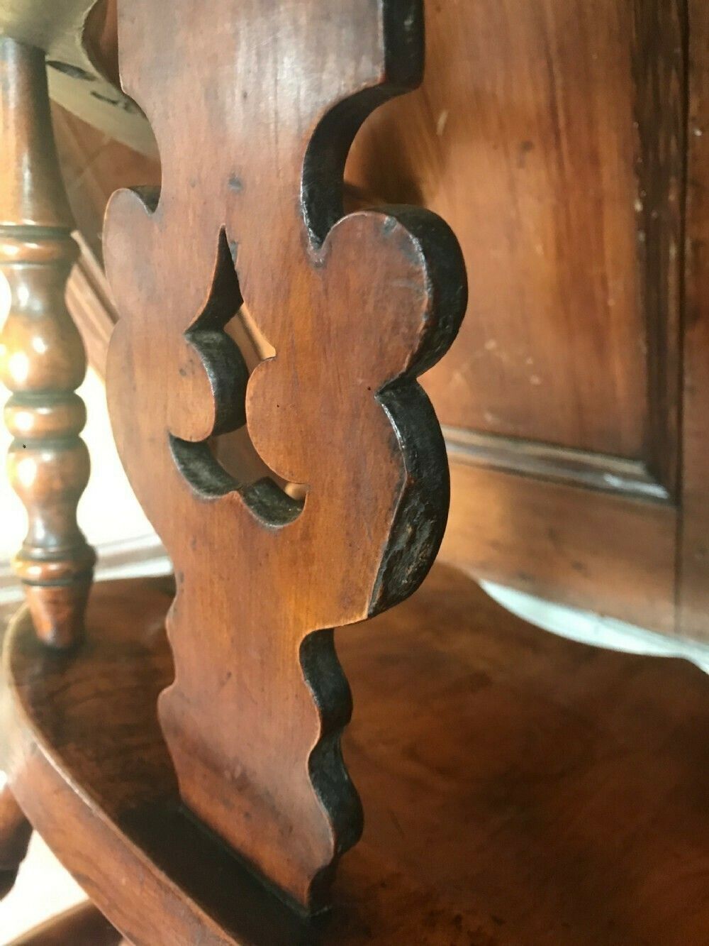 photo vinterior 1880s Windsor Yew Broad Arm Chair