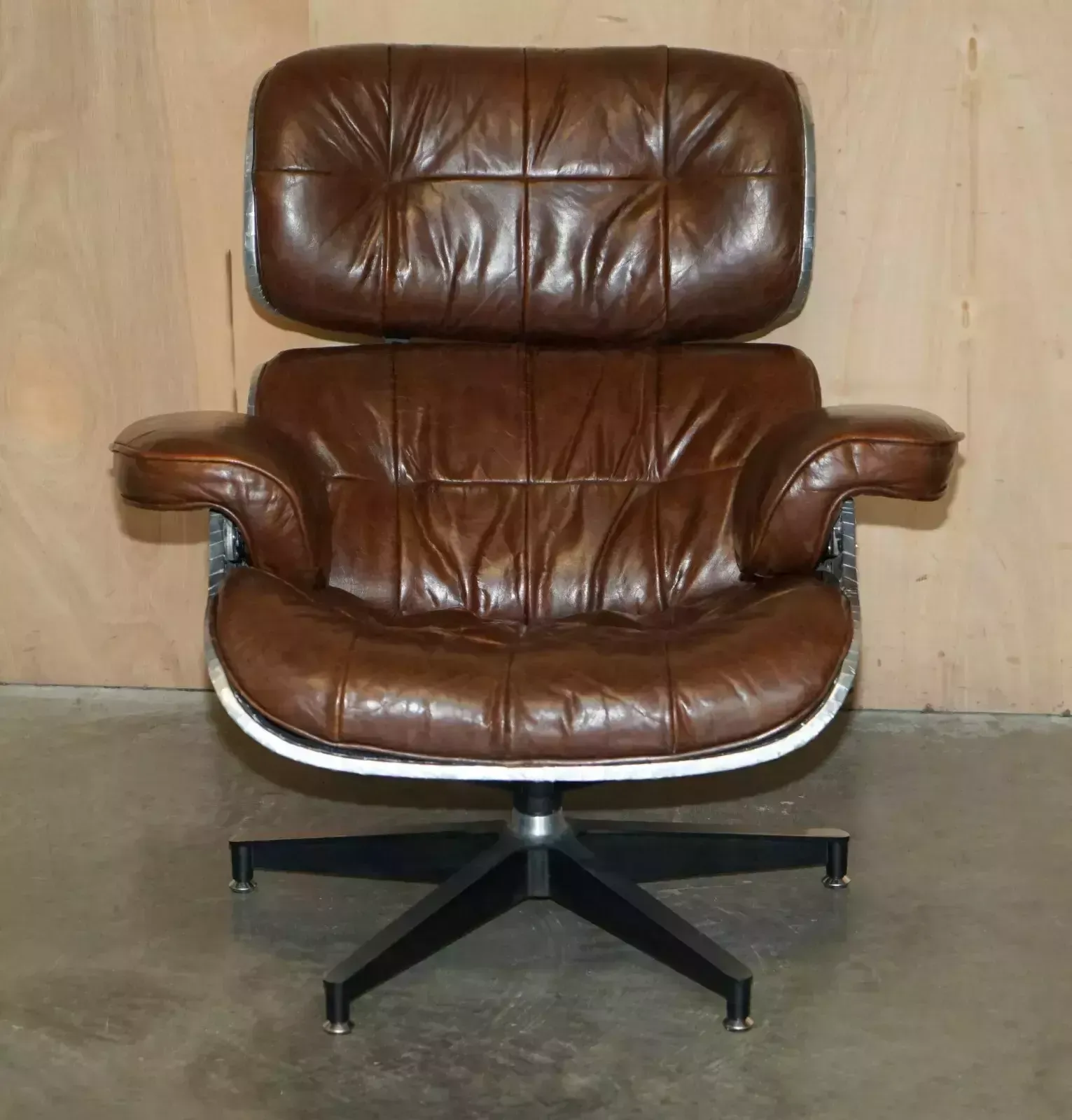Stunning Heritage Brown Leather Hand Hammered Aviator Lounger Armchair & Ottoman photo for sale