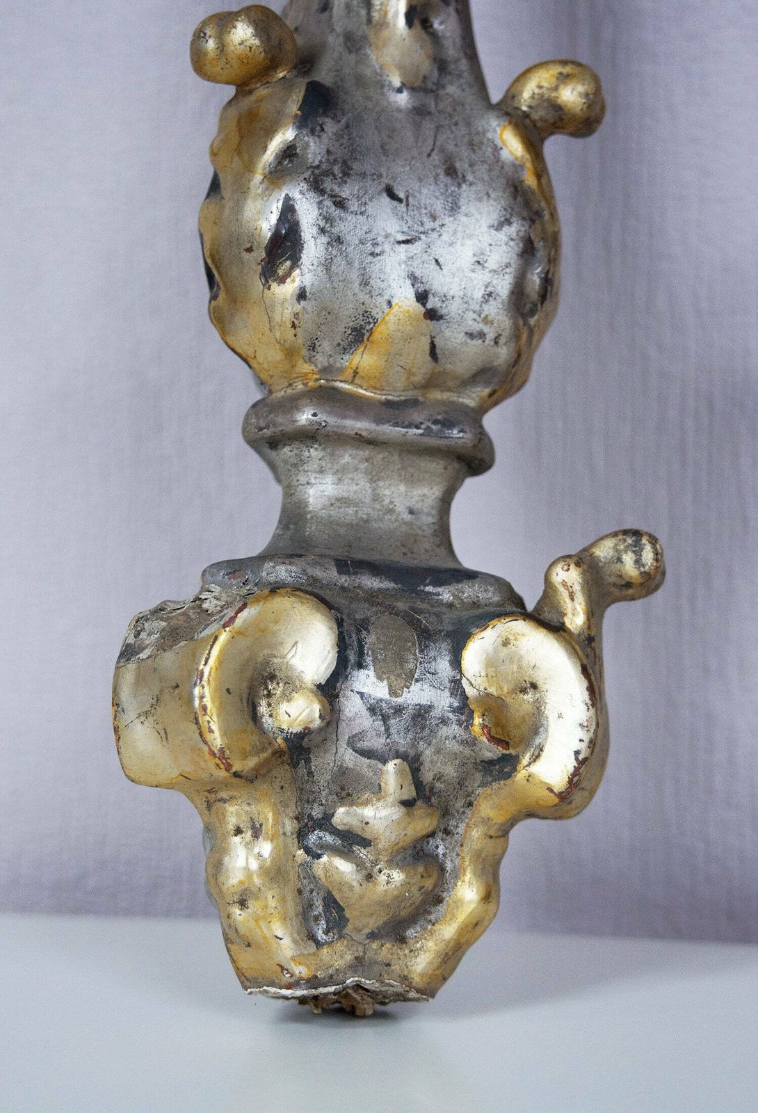 Fragment Gerecycled Hout, Architectuursalvage, Gesneden Houtornament, Decoratief Meubelfragment, Altaarkaarsenhouder photo vintage