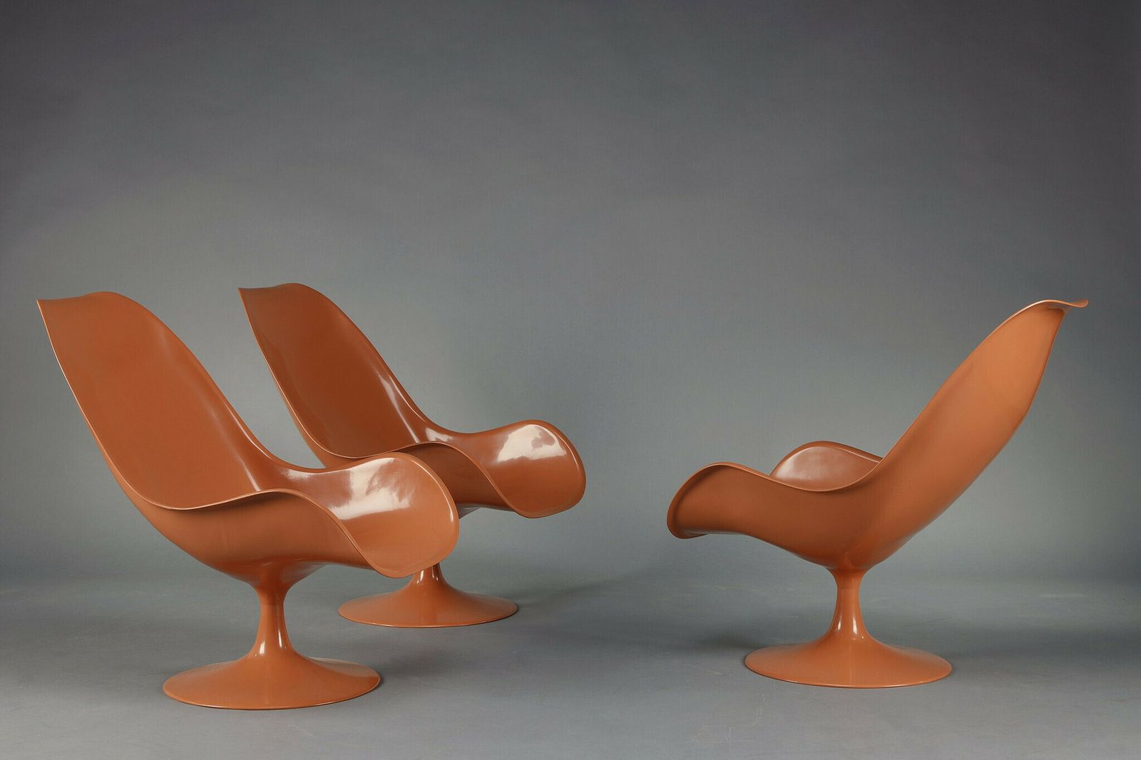 photo furniture 1970s Living Room Set: Tulip Chairs And Coffee Table