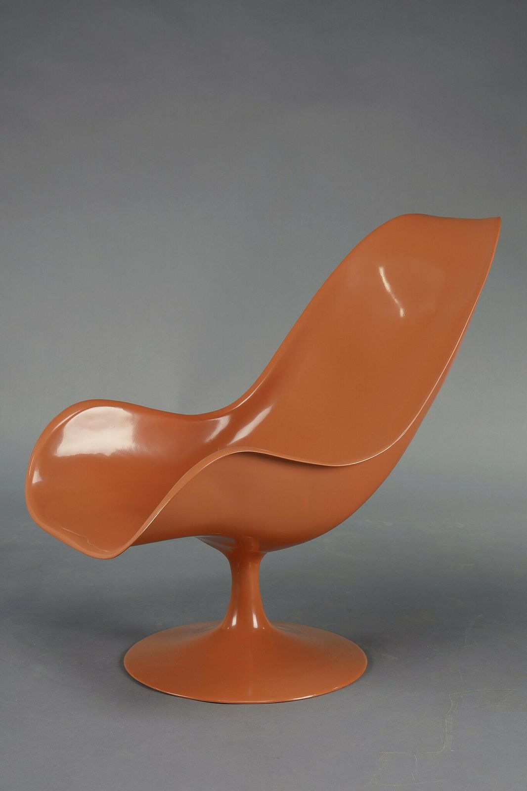 photo vintage 1970s Living Room Set: Tulip Chairs And Coffee Table