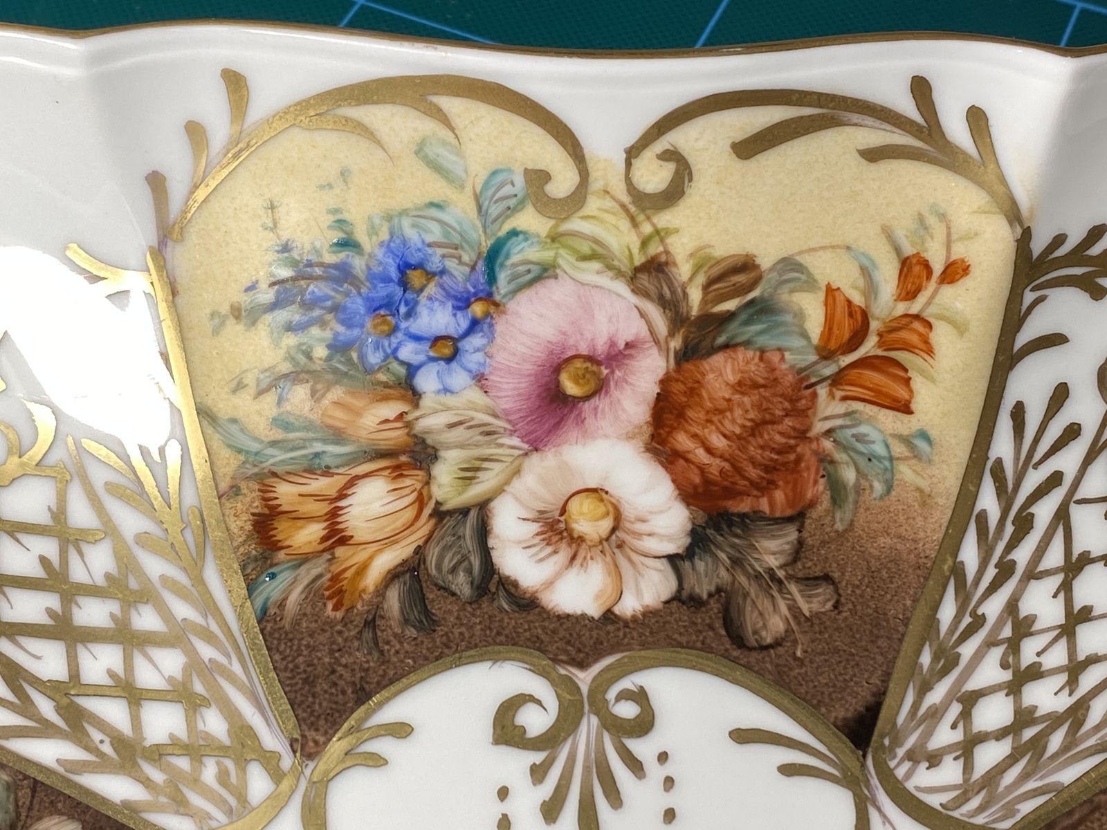 100.0 Exquisite Limoges Hand Painted Floral Gilded Plate – Antique French Elegance 22 Centimeters Wide photo
