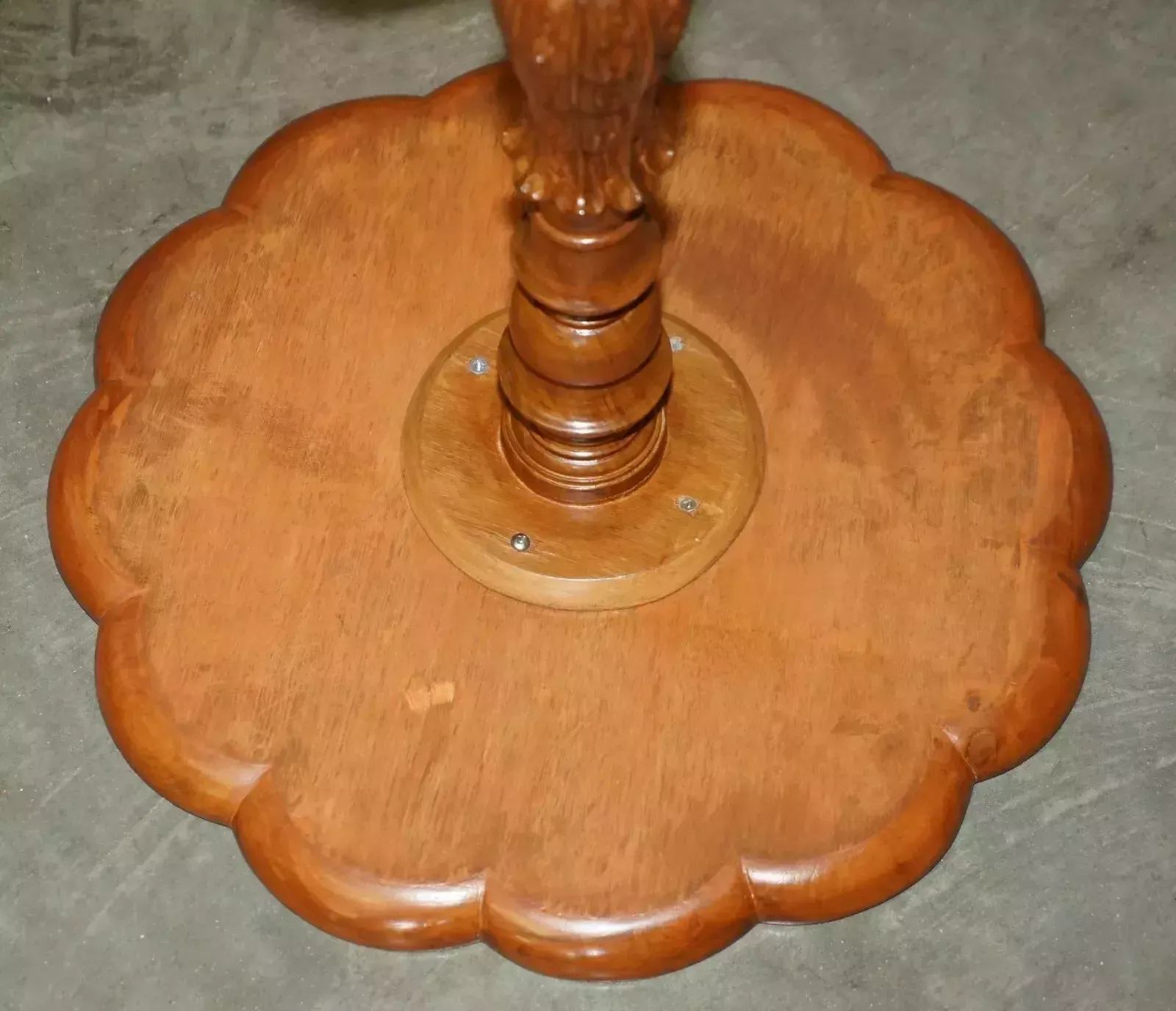 photo vintage A Must See Vintage Ornately Hand Carved Tripod Side Table In Satinwood & Walnut
