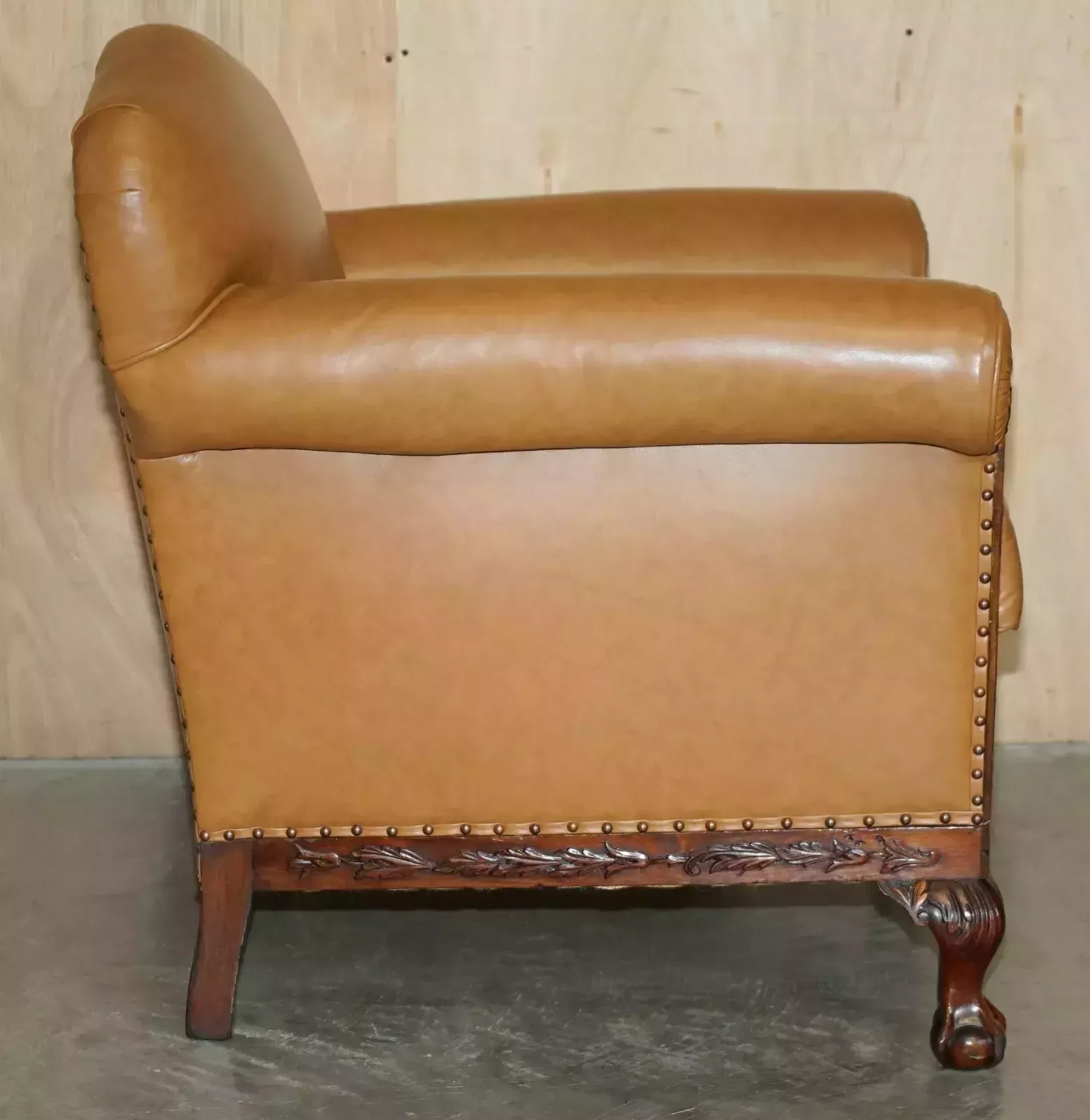 photo vinterior Fine Pair Of Restored Victorian Claw & Ball Feet Cognac Brown Leather Armchairs