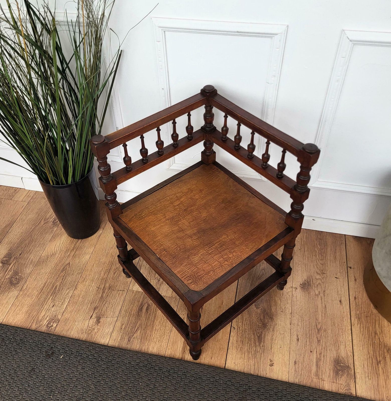 1950s Italian Neoclassic Carved Wooden Corner Chair photo vinterior