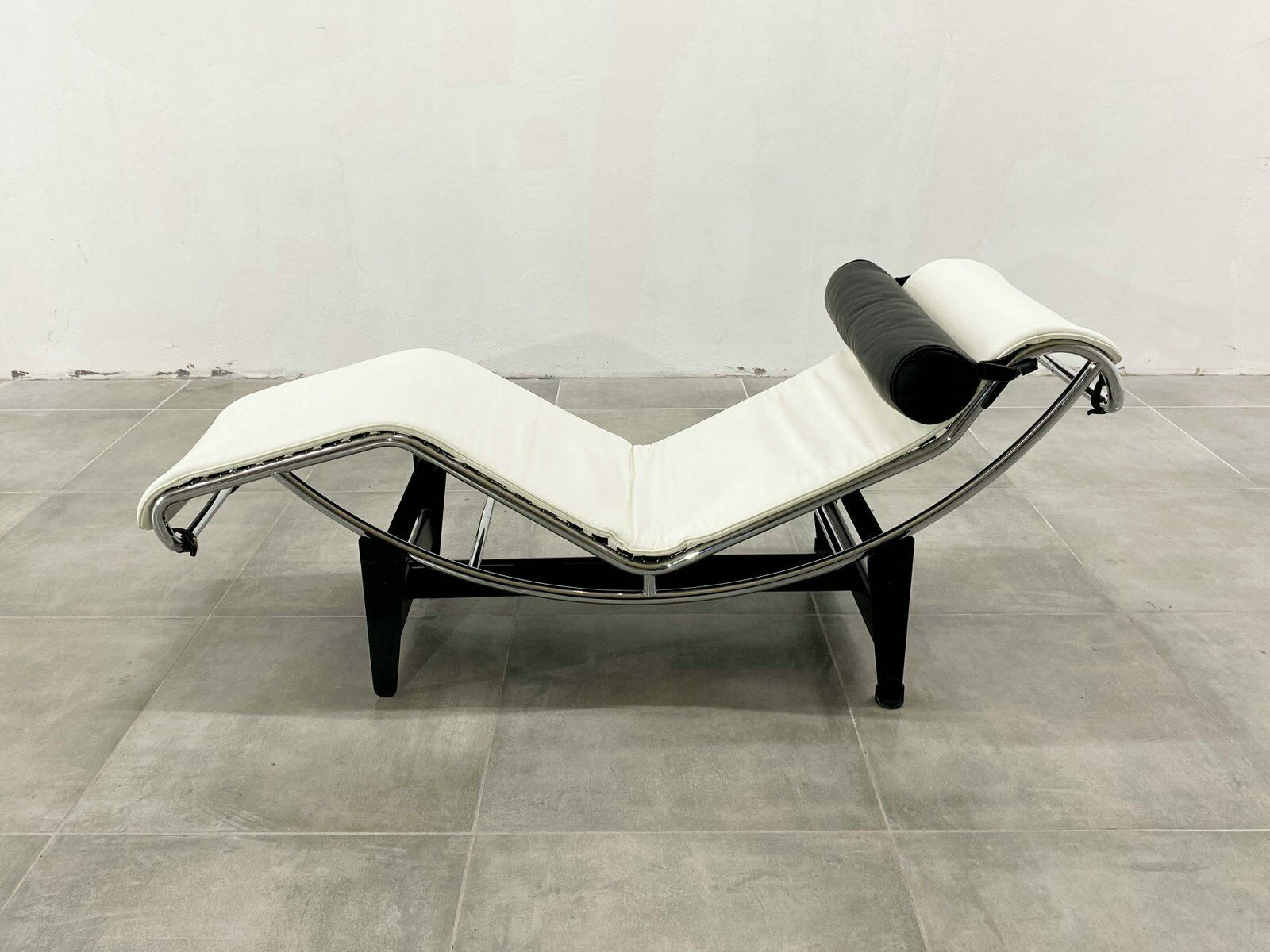 photo furniture Lc 4 Lounge Chair In White Leather By Le Corbusier For Cassina, 1980s