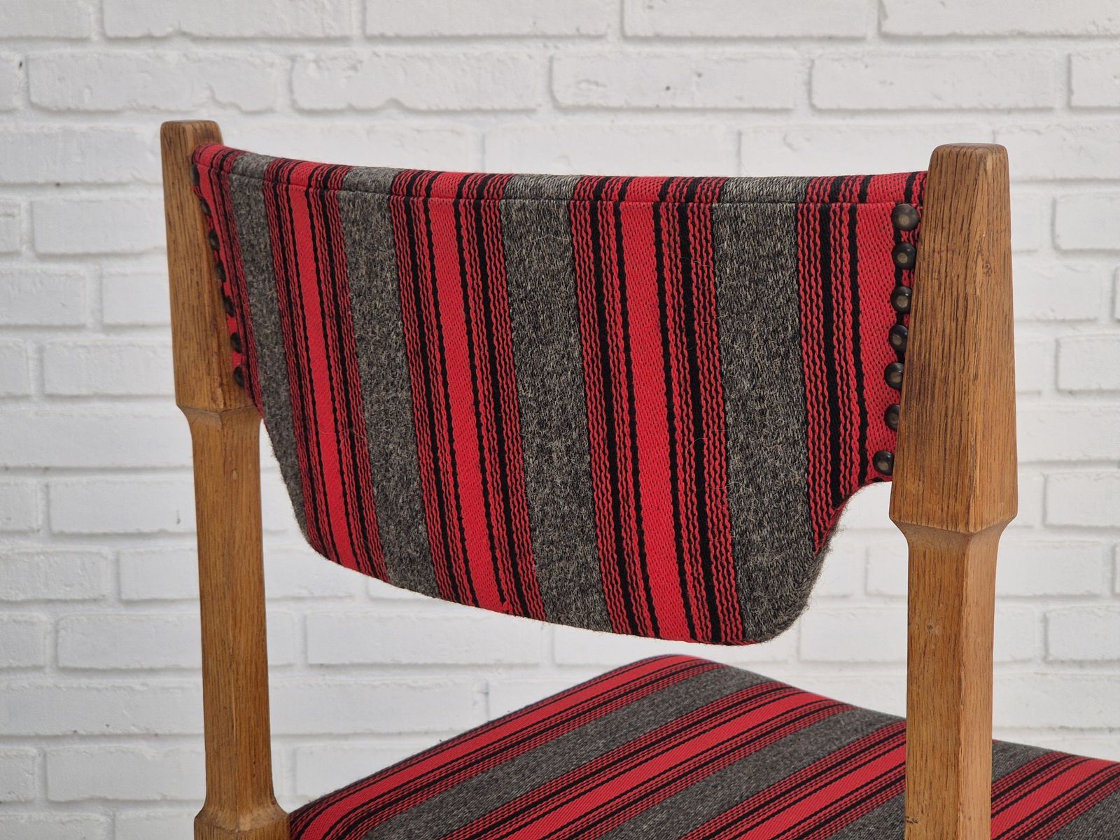 photo furniture 1970s, Danish Design By Henning Kjærnulf, Set Of 4 Dining Chairs, Original Condition, Oak, Wool.