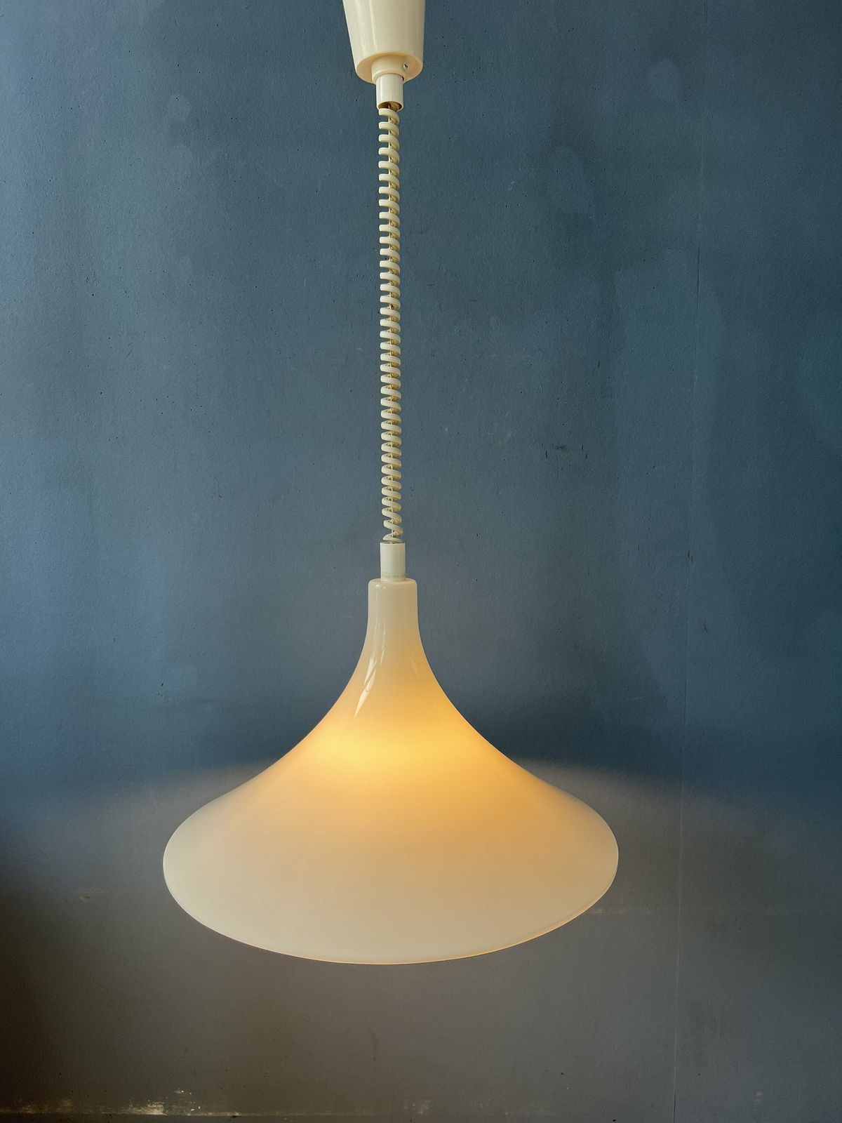 Mid Century Witte Space Age Heksenhoed Hanglamp photo furniture