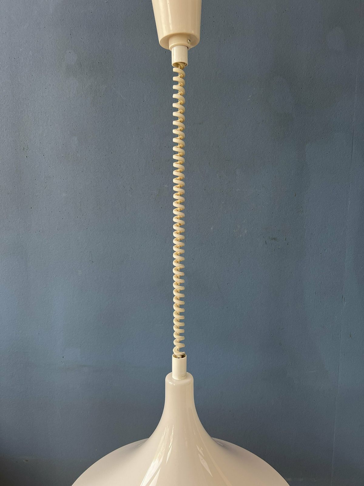 photo furniture Mid Century Witte Space Age Heksenhoed Hanglamp