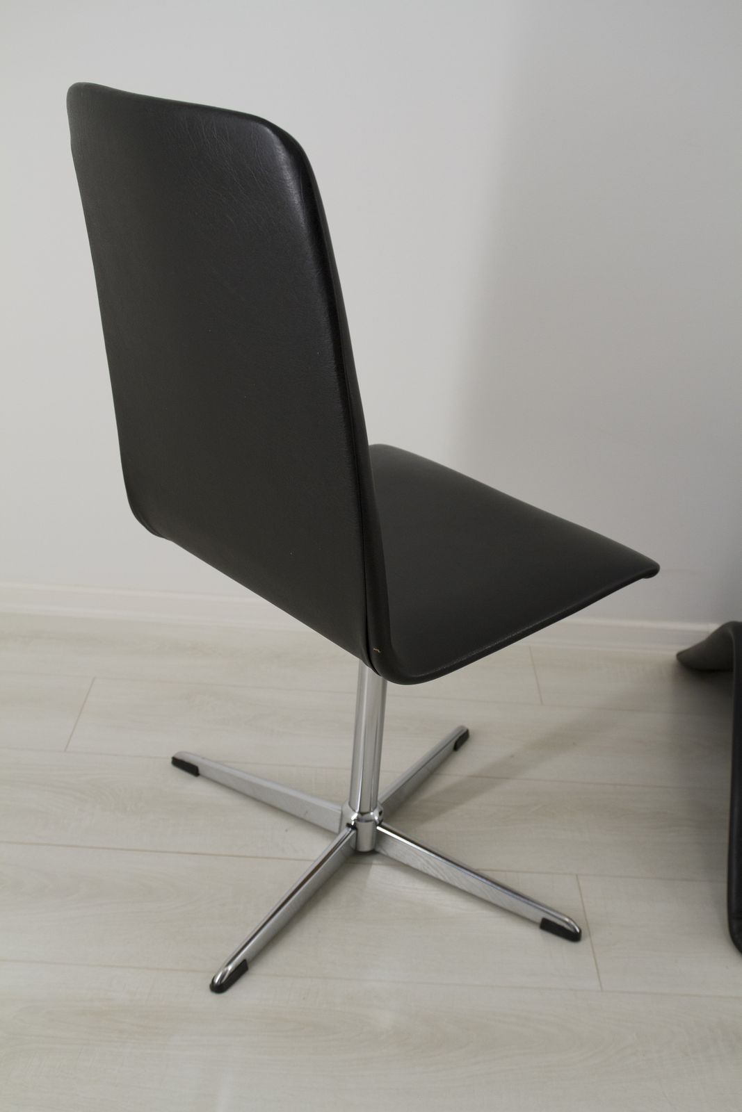 590.0 Mid Century Modern Dining Chairs, Set Of 4 Black Swivel Chairs photo