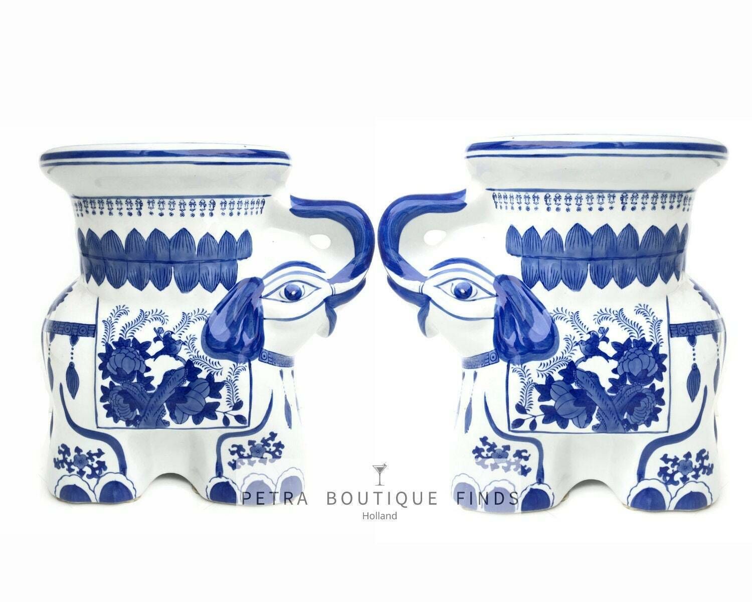 Blauw Witte Keramische Olifanten | 2 Tuinkrukjes | Vintage Plantenstandaard photo Tuindecoratie