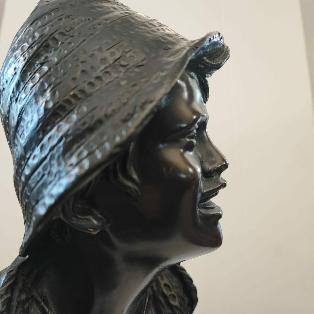 photo furniture Bronze Sculpture By Giovanni De Martino, Boy With Hat And Chain With Crucifix