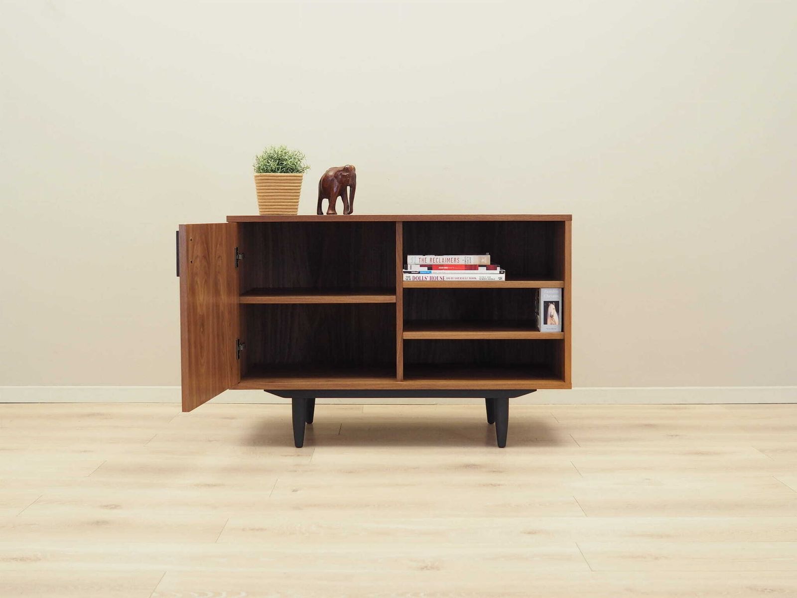 Walnootfineer Kast, Scandinavisch Design photo for sale