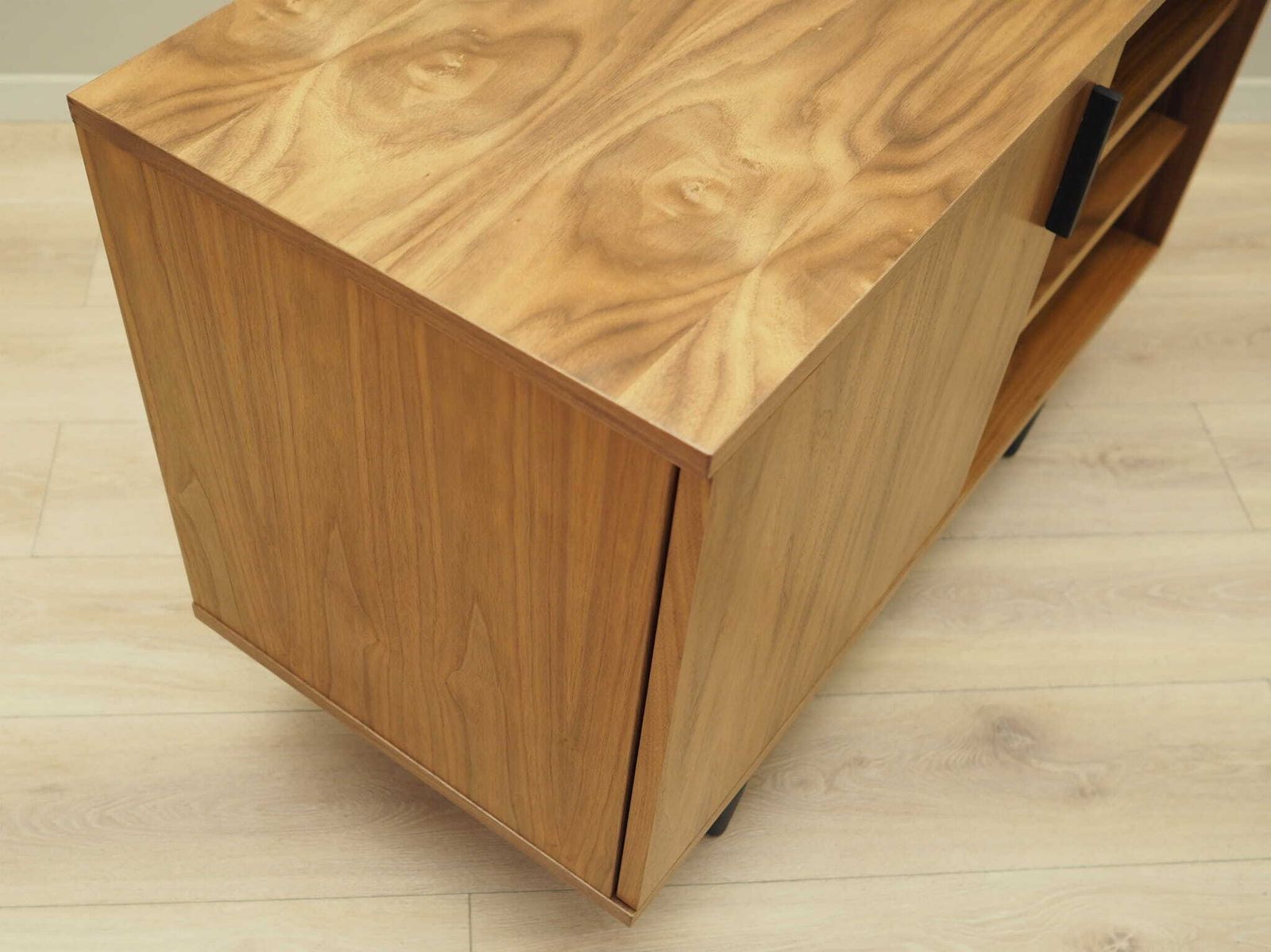 Walnootfineer Kast, Scandinavisch Design photo buy