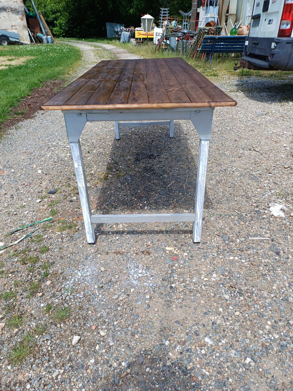 photo furniture Industrial Table In Aluminum And Wood