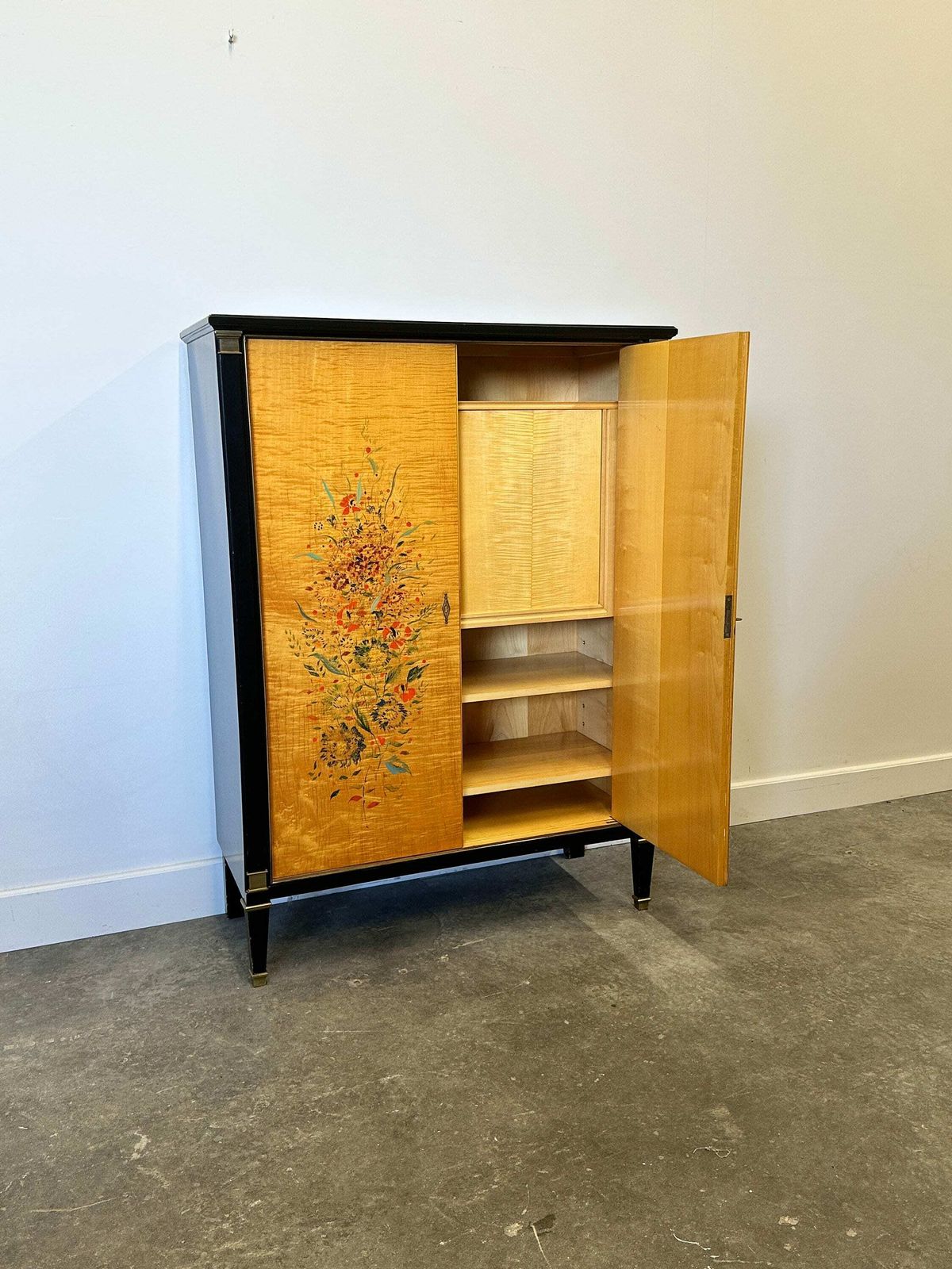photo for sale Verfijnde Neoclassicistische Secretaire In Sycomoor, Ca. Jaren 1950 – Frères De Coene, België
